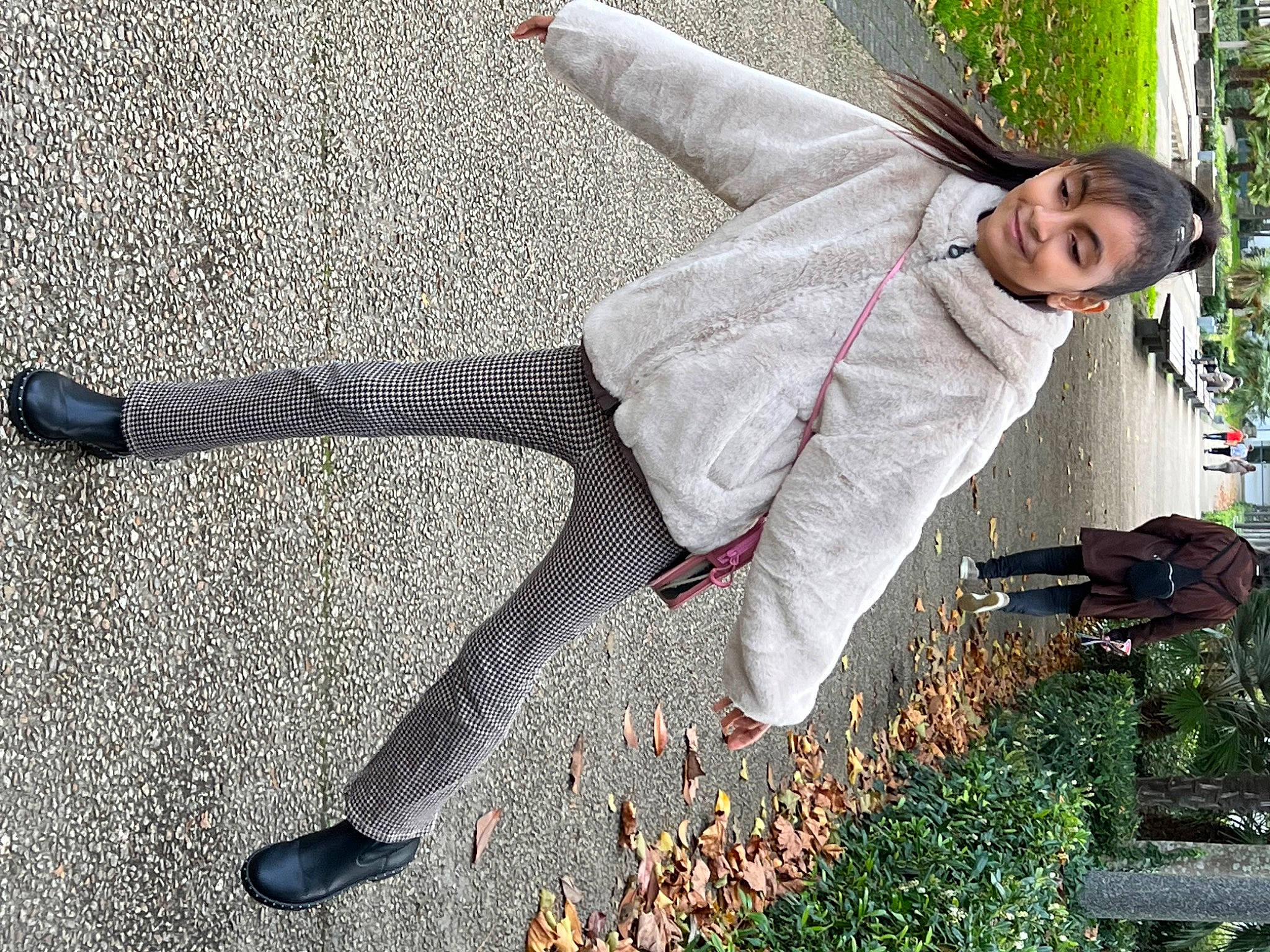 Tasnim a rejoint le concours — aidez-le/la à gagner de superbes lots ! asphalt, carmine, eyewear, fun, fur, grass, happy, human_leg, joy, leg, pattern, pedestrian, person, plant, recreation, road_surface, shadow, shoe, sidewalk, sitting