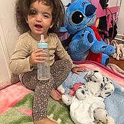 Razen participe au concours pour gagner de l'argent avec cette photo : baby_bottle, blanket, child, childhood, clothing, cute, diaper, earrings, floor, foot, hair, hand, indoor, playful, plush_toy, room, sitting, stuffed_animal, toddler, toy