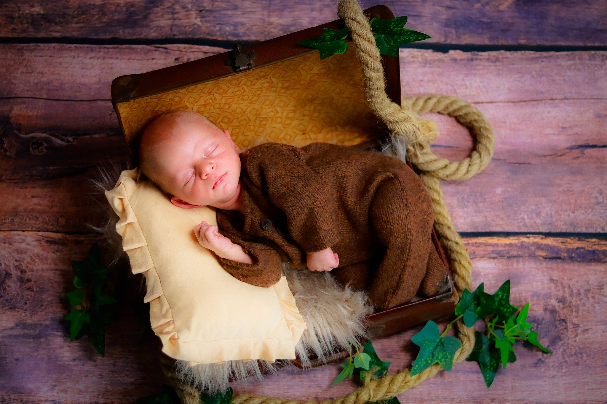 Tyméo a rejoint le concours — aidez-le/la à gagner de superbes lots ! baby, baby_products, baby_sleeping, baby_toddler_clothing, basket, bed, child, comfort, fawn, fur, grass, headgear, linens, people_in_nature, person, plant, sitting, toddler, toy, wood