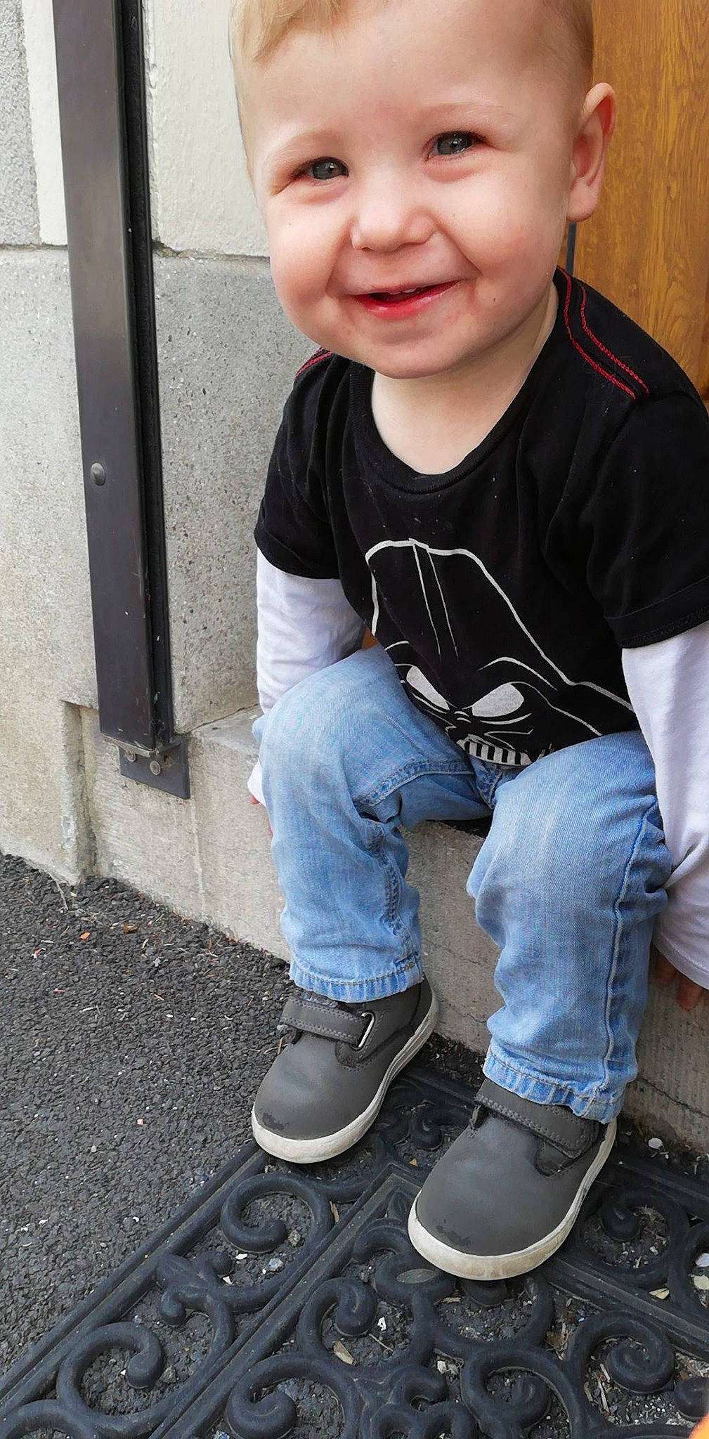 Edward a rejoint le concours — aidez-le/la à gagner de superbes lots ! child, cool, denim, footwear, glasses, jeans, joy, leg, person, shoe, sitting, smile, t_shirt, textile, toddler, trousers