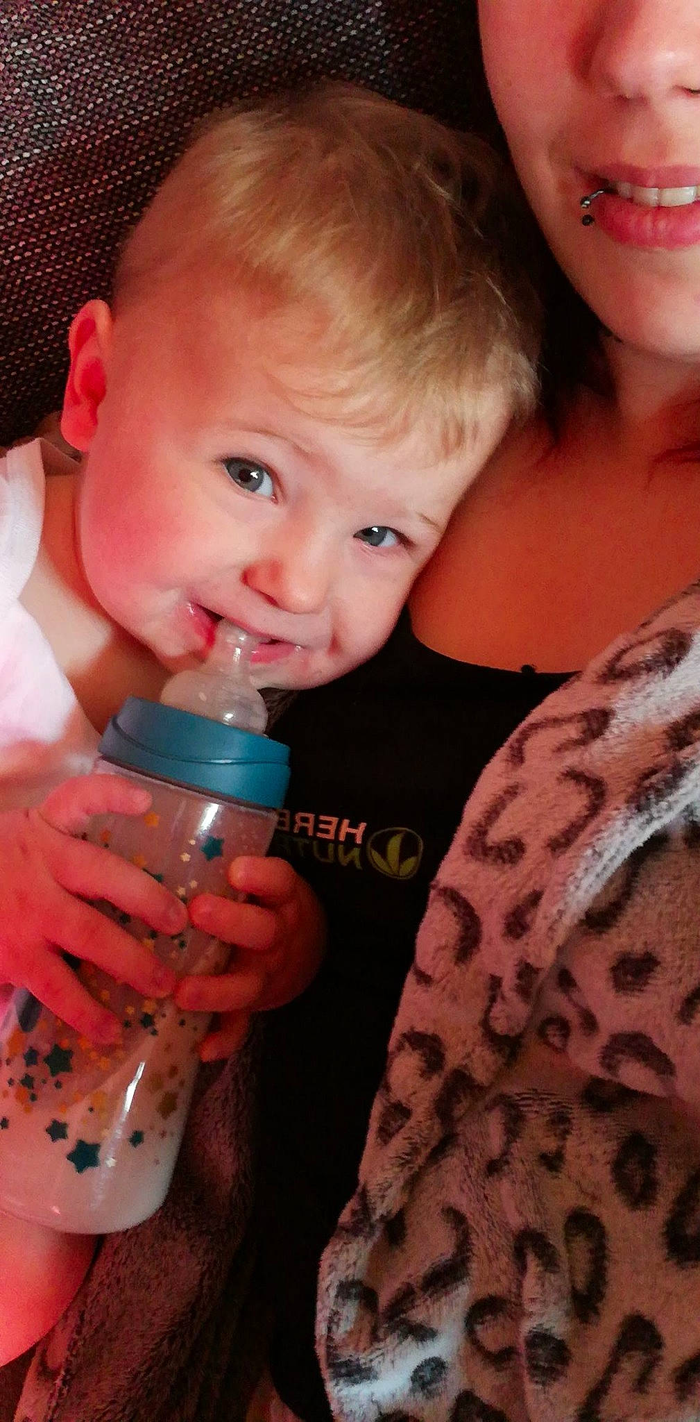 Edward a rejoint le concours — aidez-le/la à gagner de superbes lots ! baby, baby_bottle, baby_products, bottle, cheek, child, drink, drinking, drinkware, eye, face, finger, fun, iris, joy, lip, nose, person, product, skin