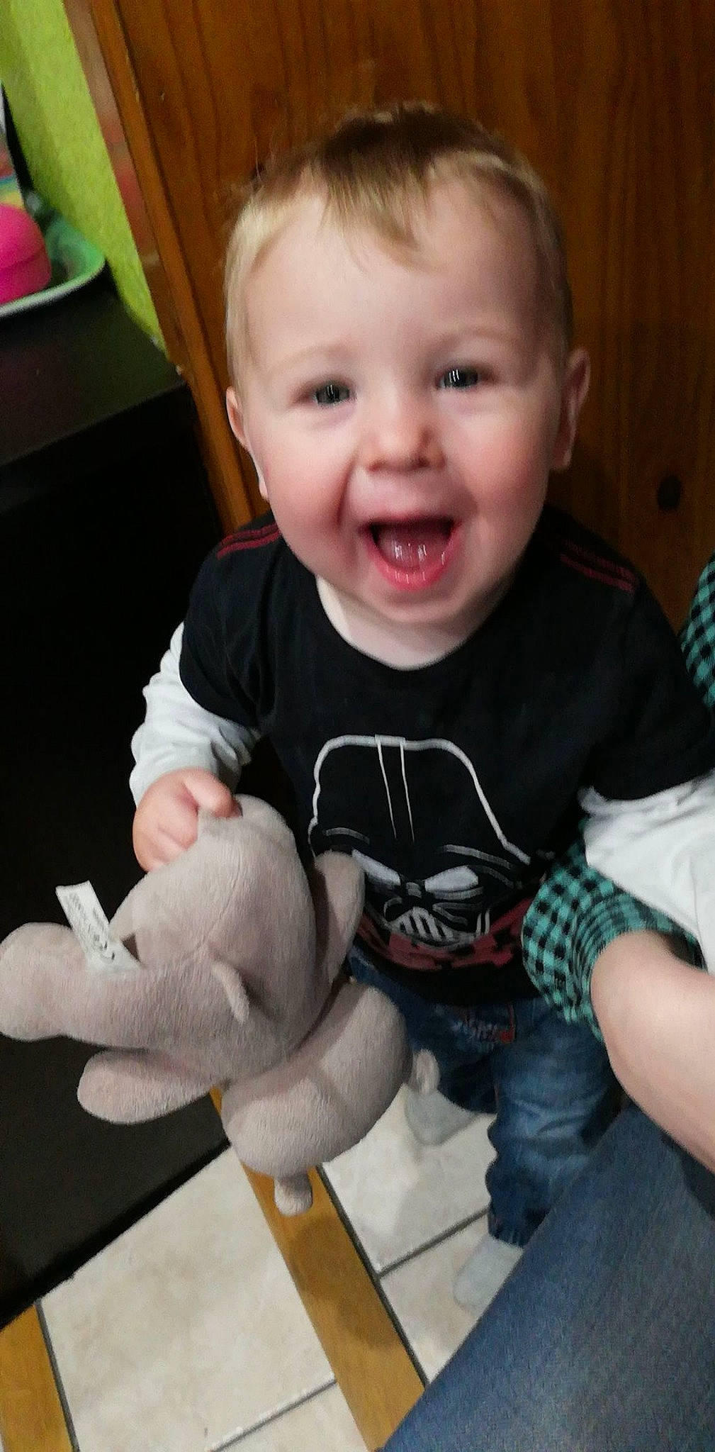 Edward participe au concours pour gagner de l'argent avec cette photo : arm, baby, cheek, child, cool, face, facial_expression, finger, hand, head, laugh, leg, nose, person, play, product, skin, smile, thumb, toddler