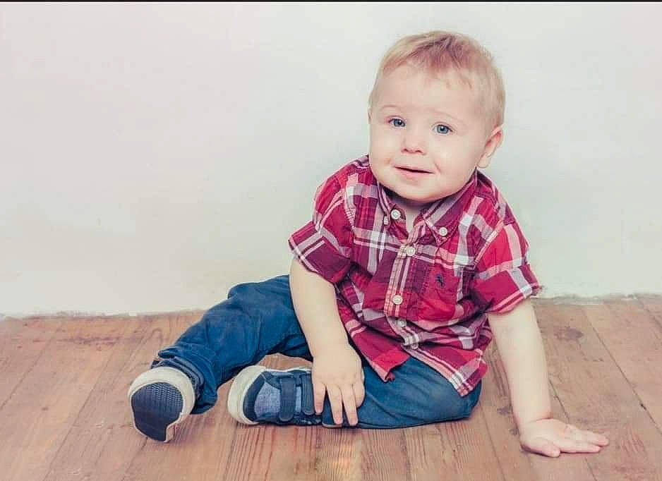 Edward participe au concours pour gagner de l'argent avec cette photo : baby, cheek, child, child_model, eye, finger, floor, flooring, hand, leg, pattern, person, photograph, photography, play, sitting, skin, smile, toddler, wood