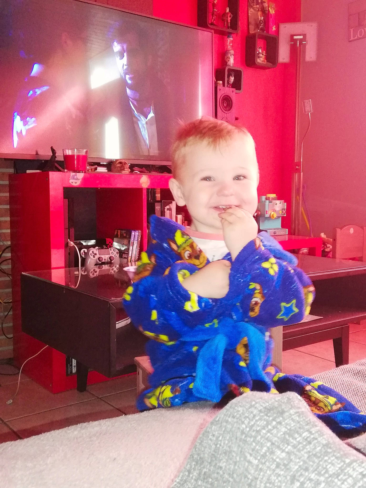 Edward participe au concours pour gagner de l'argent avec cette photo : child, fun, joy, person, play, playset, room, sitting, toddler, toy