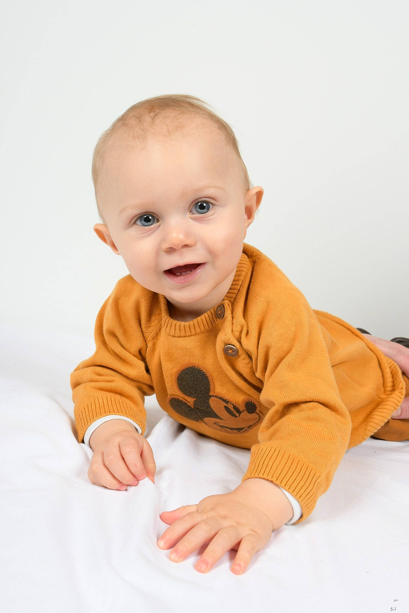 Auguste a rejoint le concours — aidez-le/la à gagner de superbes lots ! baby, baby_toddler_clothing, cheek, child, collar, comfort, elbow, eye, finger, flooring, gesture, happy, person, sitting, skin, sleeve, smile, standing, t_shirt, thumb