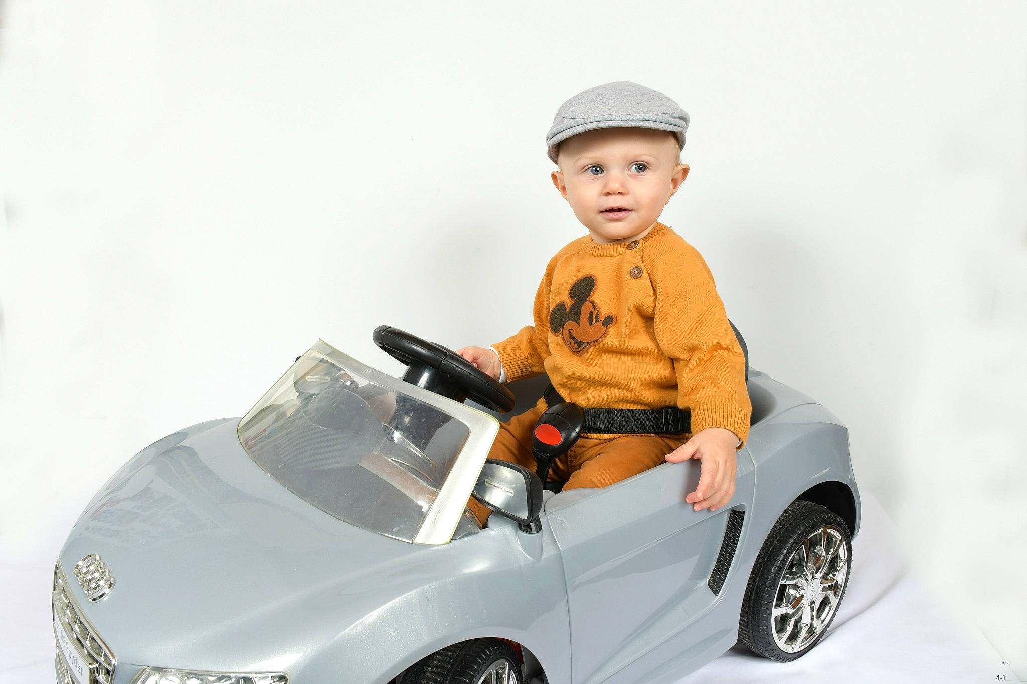 Auguste a rejoint le concours — aidez-le/la à gagner de superbes lots ! alloy_wheel, automotive_design, automotive_exterior, automotive_lighting, automotive_tire, bumper, car, fender, headwear, hood, motor_vehicle, person, personal_luxury_car, product, rim, roadster, sleeve, tire, toy, vehicle