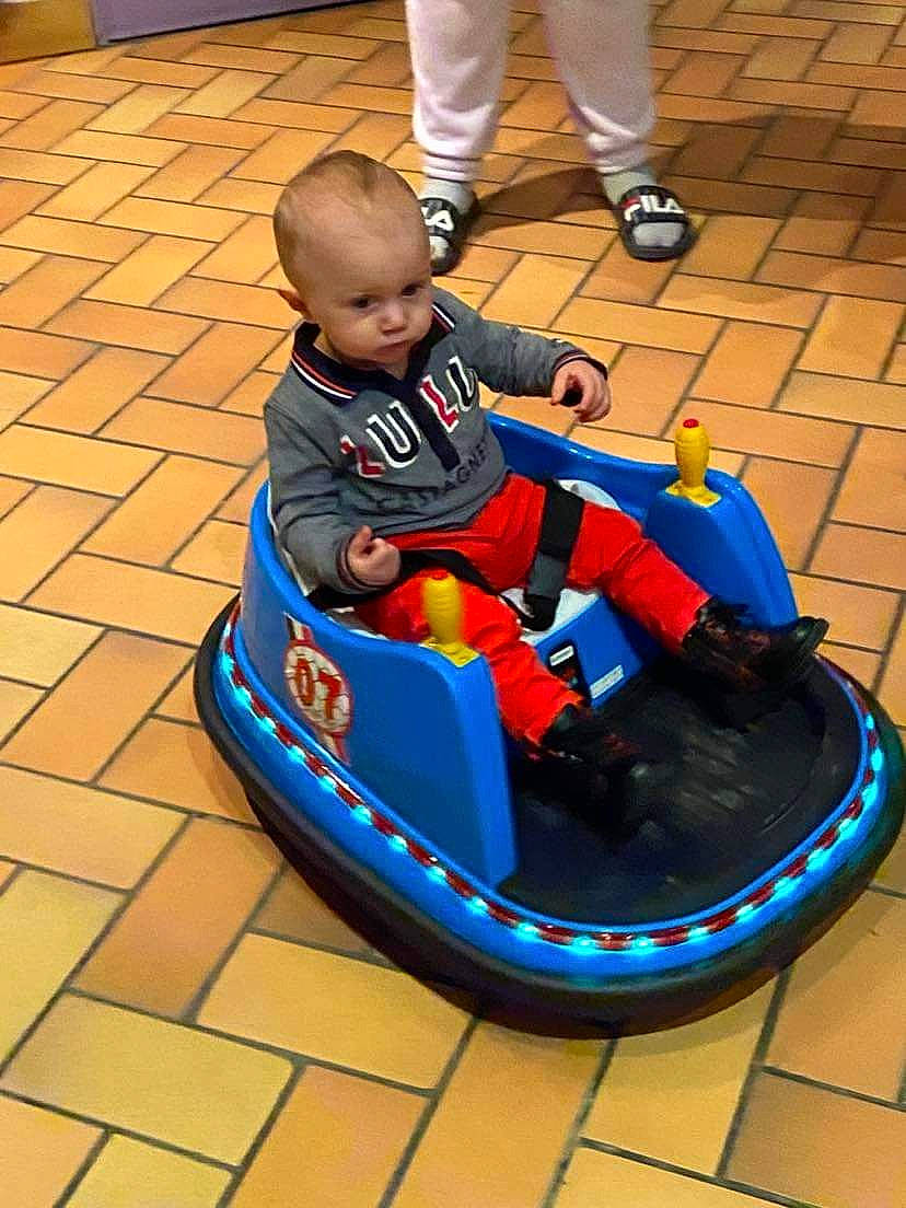 Auguste a rejoint le concours — aidez-le/la à gagner de superbes lots ! automotive_design, automotive_exterior, baby, baby_products, baby_toddler_clothing, bumper, child, electric_blue, flooring, fun, games, leisure, nonbuilding_structure, person, photograph, play, recreation, riding_toy, toddler, vehicle