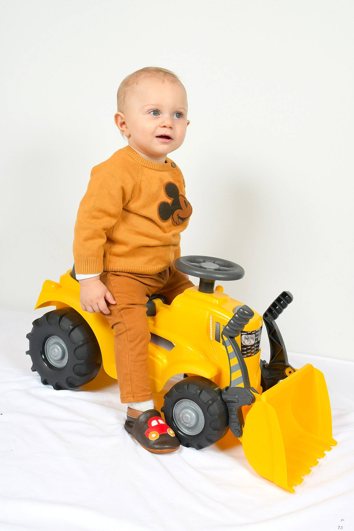 Auguste a rejoint le concours — aidez-le/la à gagner de superbes lots ! automotive_design, automotive_tire, baby, baby_toddler_clothing, child, flooring, happy, machine, motor_vehicle, person, plastic, product, riding_toy, rolling, tire, toddler, toy, toy_vehicle, tread, vehicle