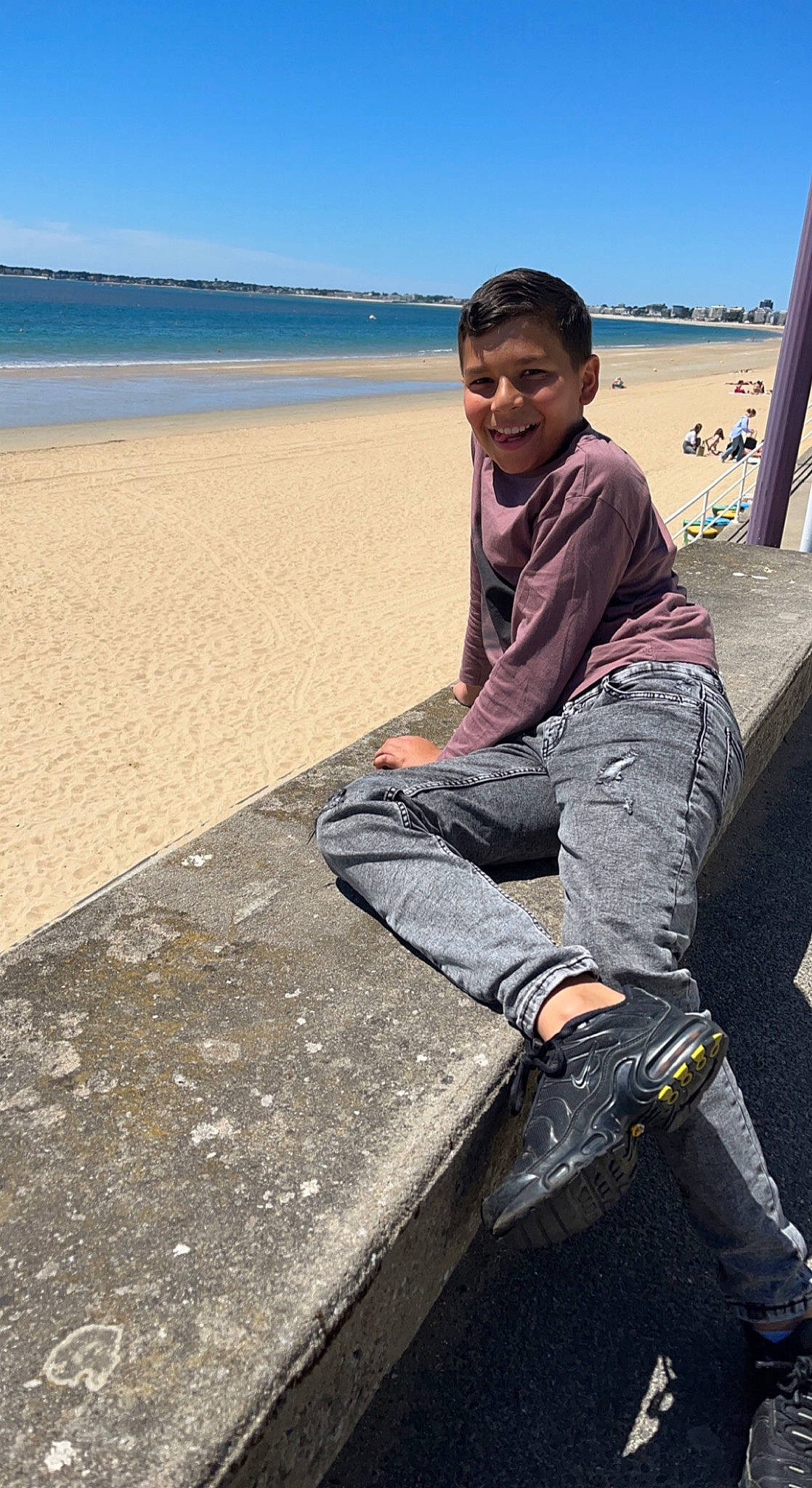 Yanis participe au concours pour gagner de l'argent avec cette photo : beach, denim, eyewear, flash_photography, fun, horizon, human_body, human_leg, joy, landscape, leisure, ocean, person, sand, sitting, sky, street_fashion, t_shirt, thigh, travel