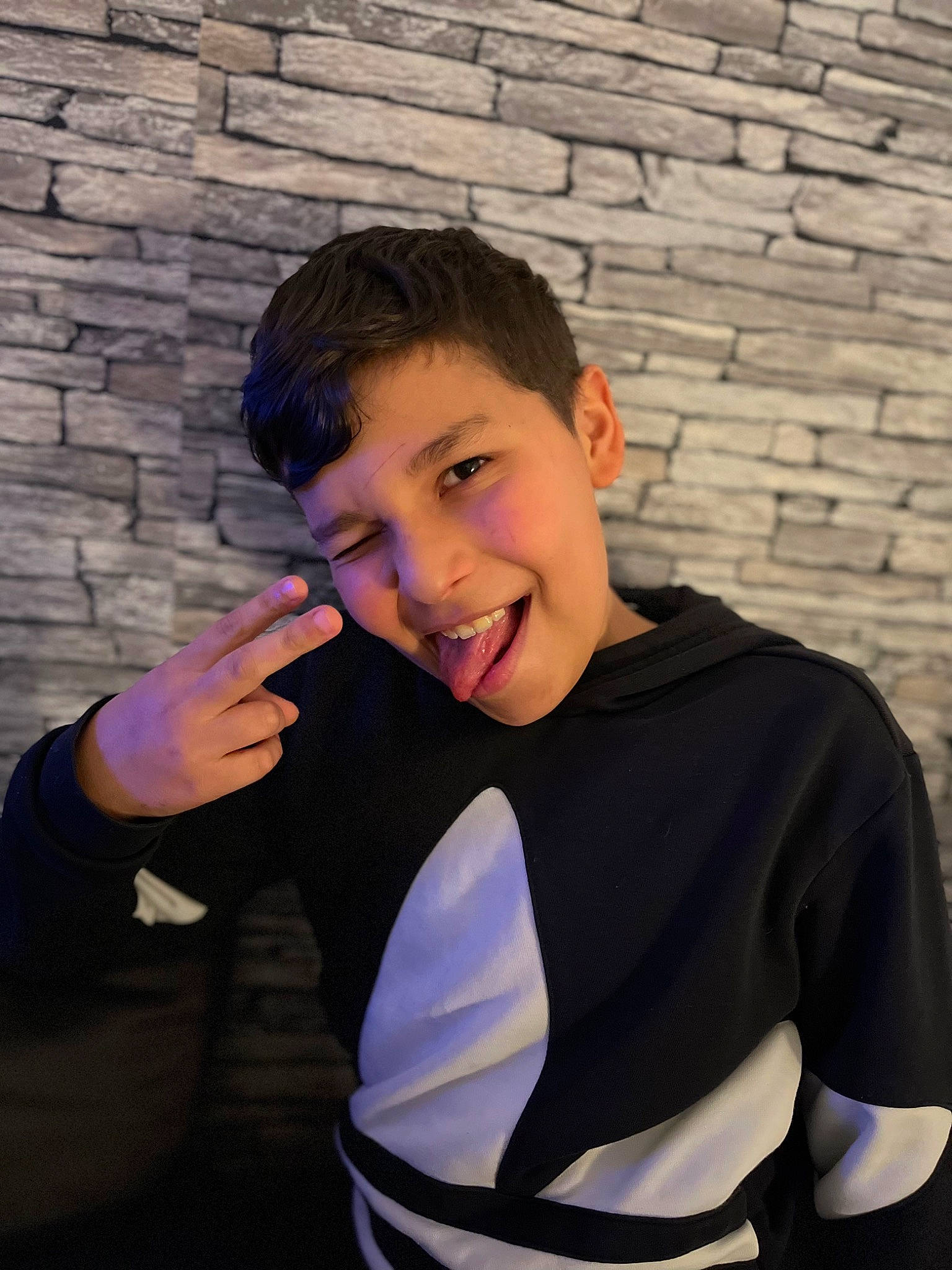 Yanis participe au concours pour gagner de l'argent avec cette photo : brick, brickwork, elbow, electric_blue, flash_photography, formal_wear, fun, gesture, hand, happy, joy, neck, person, personal_protective_equipment, recreation, shoulder, sitting, sleeve, smile, sportswear