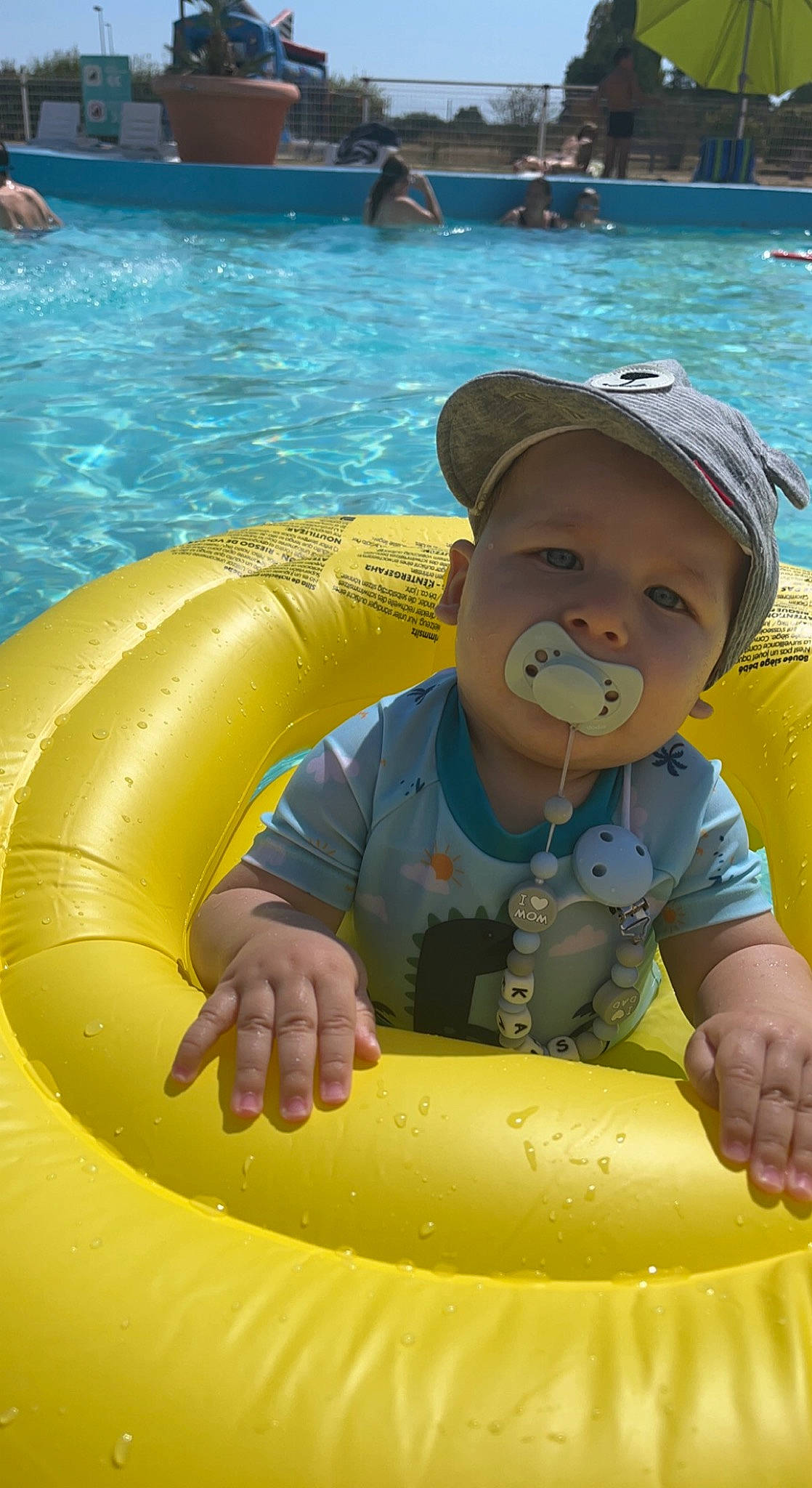 Kaïs a rejoint le concours — aidez-le/la à gagner de superbes lots ! aqua, baseball_cap, blue, boats_and_boating_equipment_and_supplies, cap, fun, green, happy, hat, headwear, leisure, organ, person, personal_protective_equipment, photograph, product, recreation, snapshot, swimming_pool, toddler