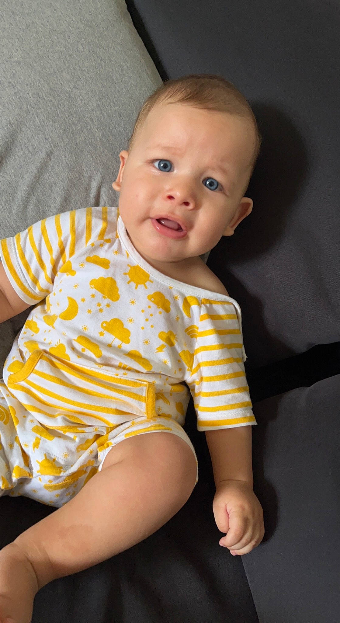 Kaïs participe au concours pour gagner de l'argent avec cette photo : baby, baby_toddler_clothing, cheek, child, collar, comfort, elbow, face, finger, flash_photography, human_body, human_leg, knee, pattern, person, sitting, skin, sleeve, t_shirt, thigh