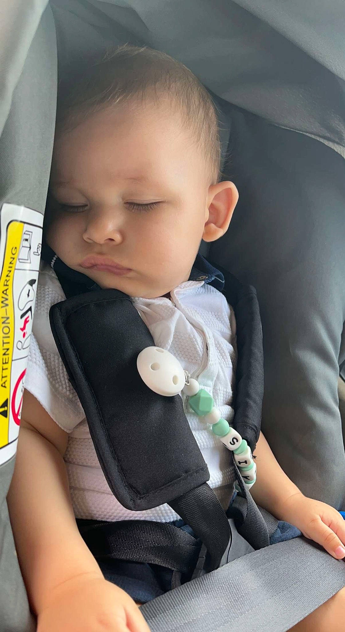 Kaïs participe au concours pour gagner de l'argent avec cette photo : baby, baby_carriage, baby_in_car_seat, baby_toddler_clothing, car_seat, cheek, comfort, cool, finger, hairstyle, human_body, joint, neck, nose, outerwear, person, product, seat_belt, skin, sleeve