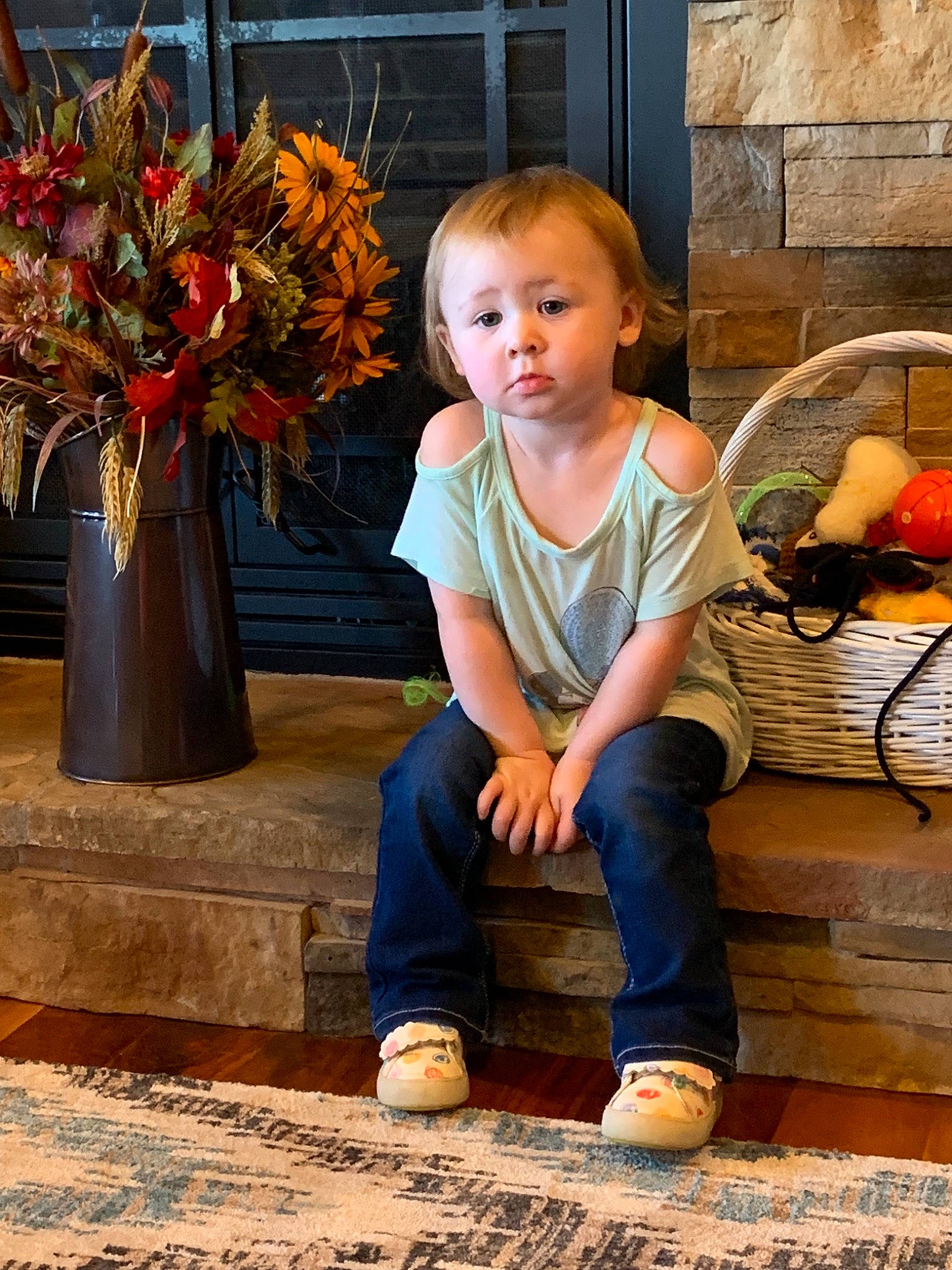 Julia is registered to the contest to win money with this photo: child, child_model, person, plant, sitting, smile, toddler, wood