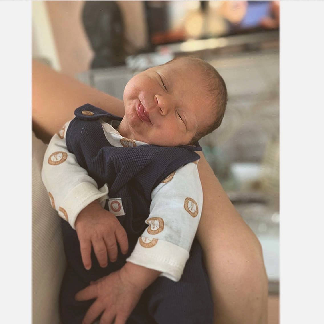 Kénan a rejoint le concours — aidez-le/la à gagner de superbes lots ! baby, baby_products, baby_toddler_clothing, cheek, chest, child, collar, comfort, elbow, foot, gesture, happy, knee, person, portrait_photography, sitting, sleeve, stomach, thumb, toddler