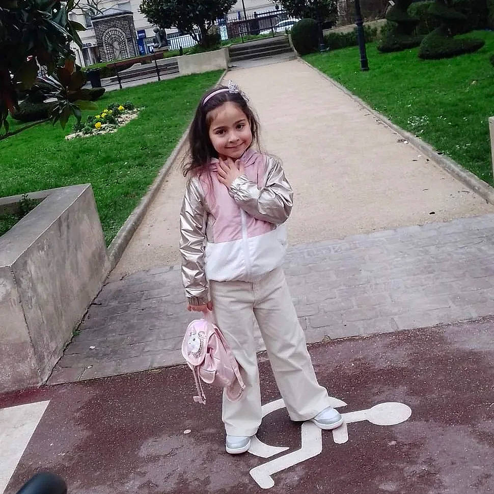 Isrâa participe au concours pour gagner de l'argent avec cette photo : cool, friendship, fun, grass, hairstyle, happy, head, human_leg, joy, leisure, pedestrian, person, photograph, plant, recreation, sidewalk, smile, snapshot, street_fashion, toddler