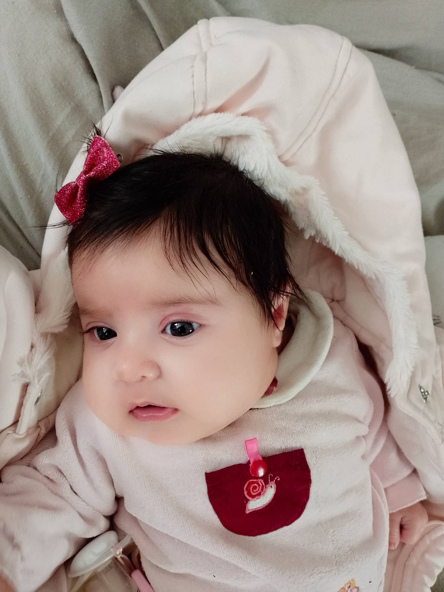 Isrâa participe au concours pour gagner de l'argent avec cette photo : baby, baby_toddler_clothing, beauty, brown_hair, cheek, child, comfort, eye, eyebrow, eyelash, happy, headgear, lip, outerwear, person, pink, skin, sleeve, textile, toddler