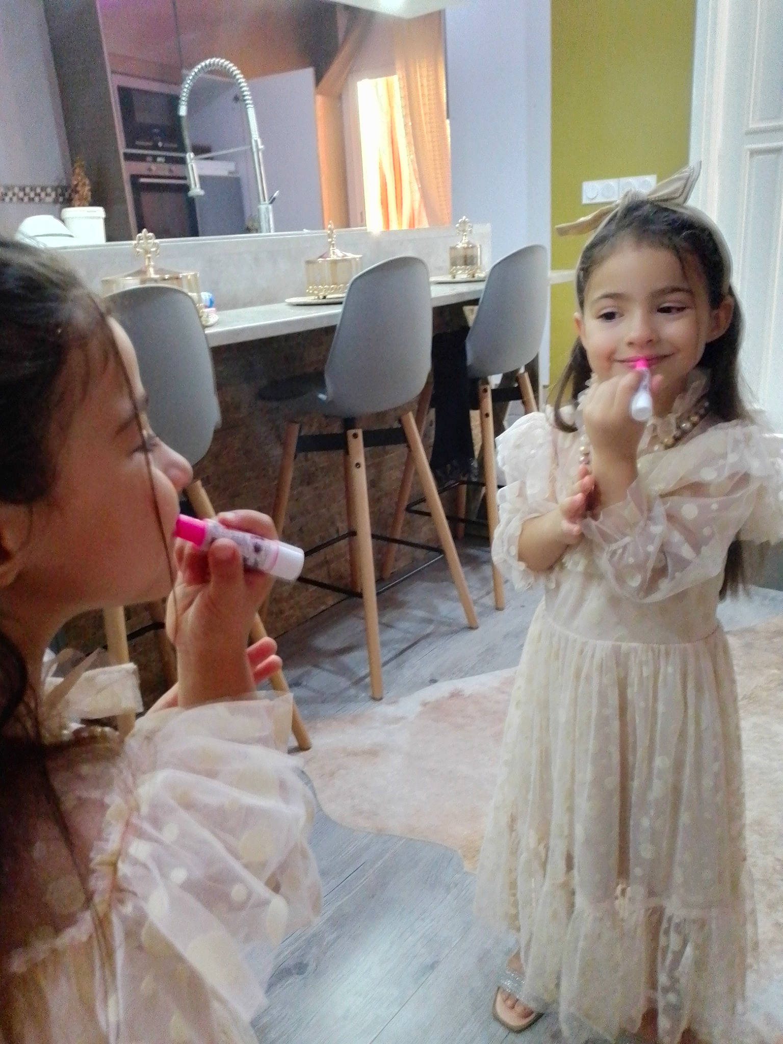 Isrâa participe au concours pour gagner de l'argent avec cette photo : beauty, chair, dress, face, fashion_design, finger, fun, hair, happy, joint, joy, long_hair, neck, people, person, pink, shoulder, skin, smile, table