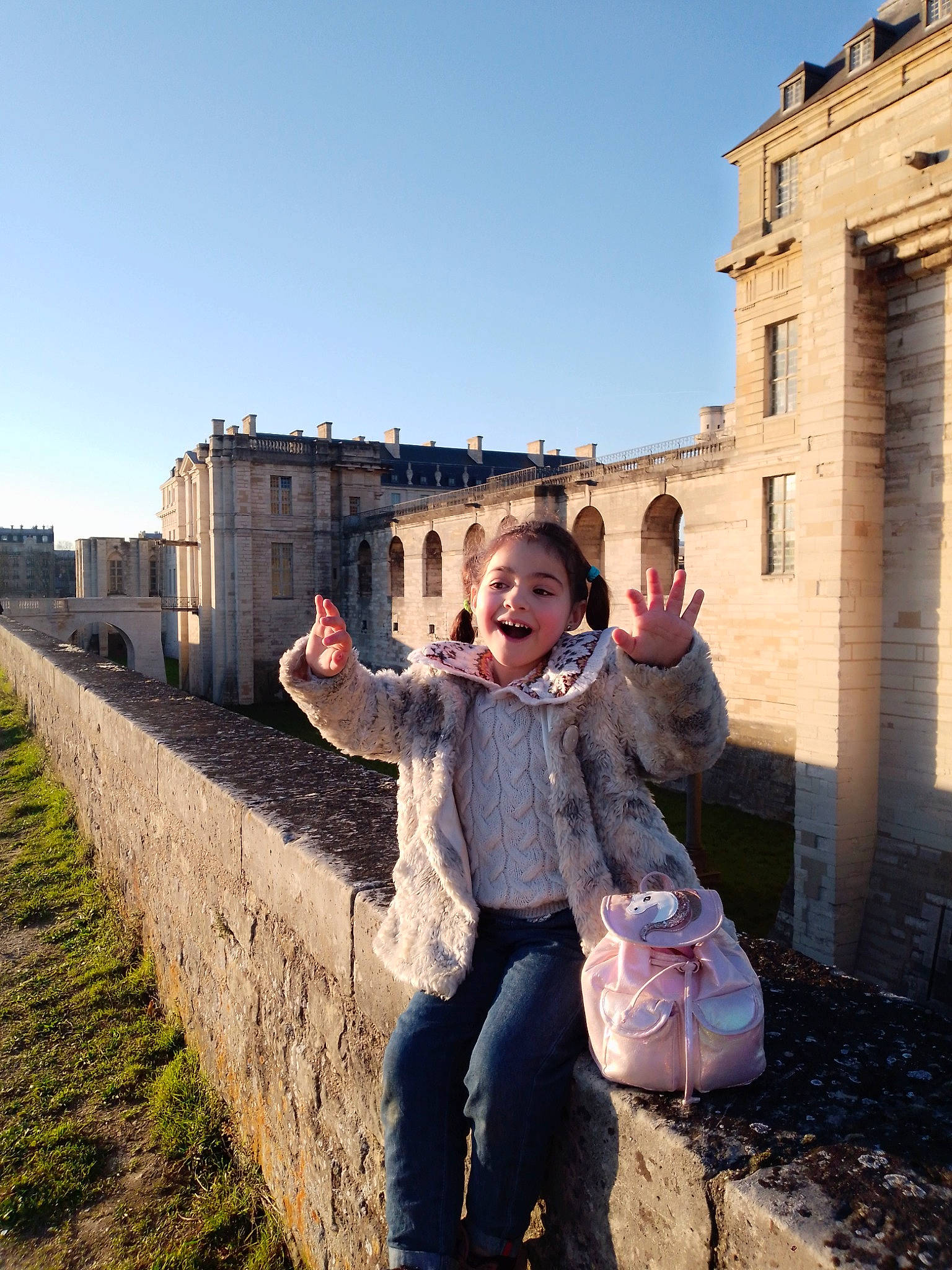 Isrâa a rejoint le concours — aidez-le/la à gagner de superbes lots ! building, city, cobblestone, fun, gesture, grass, happy, joy, landscape, leisure, luggage_and_bags, outerwear, people_in_nature, person, sitting, sky, smile, standing, street, temple