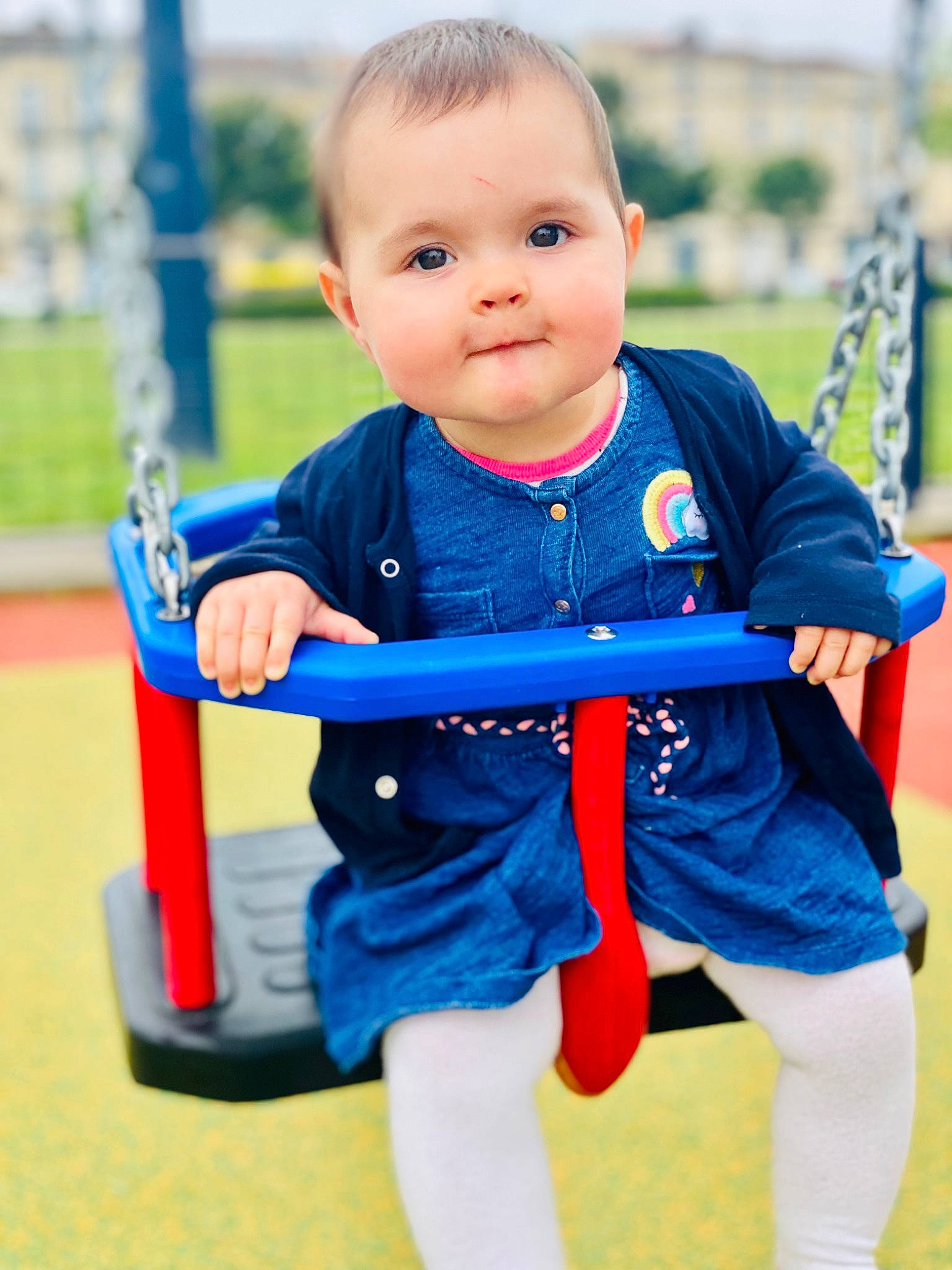 Saori a rejoint le concours — aidez-le/la à gagner de superbes lots ! baby, baby_playing_with_toys, baby_products, baby_toddler_clothing, child, city, electric_blue, fun, grass, happy, leisure, outdoor_play_equipment, people, person, playground, recreation, sitting, sleeve, swing, t_shirt