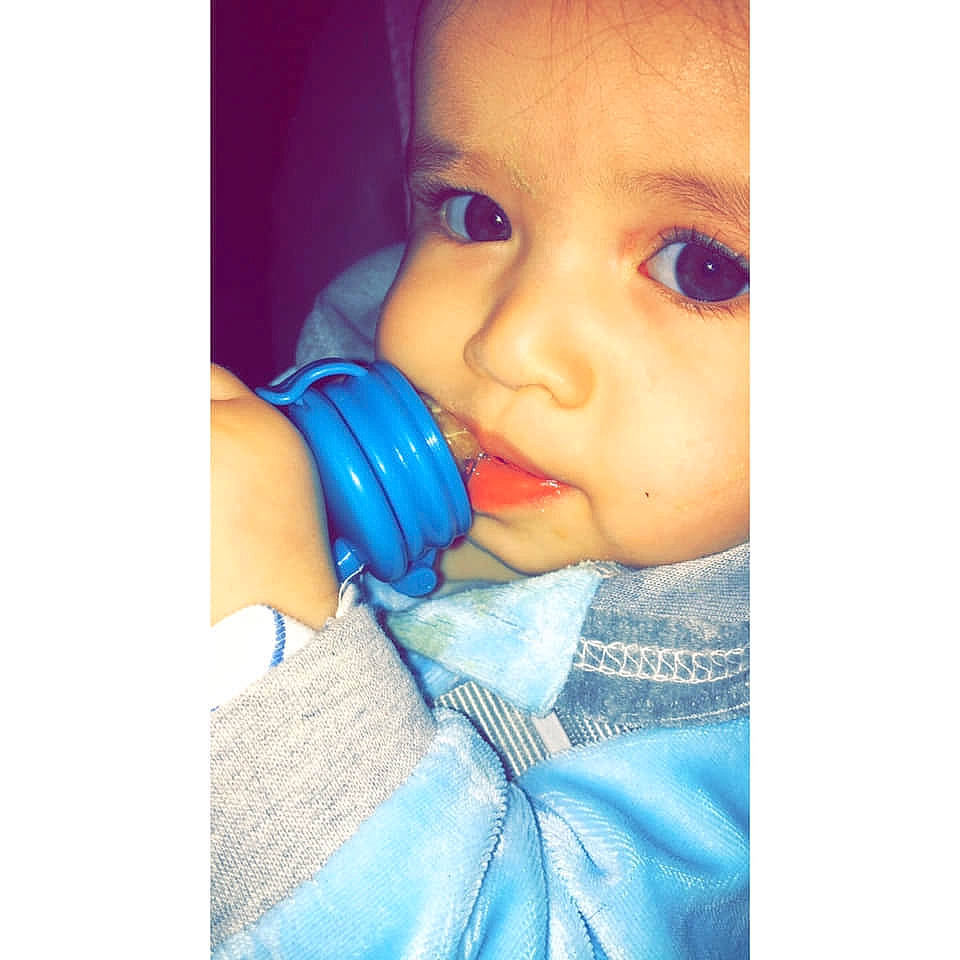 Shirel a rejoint le concours — aidez-le/la à gagner de superbes lots ! baby, beauty, bottle, cheek, child, drinkware, ear, eye, face, hand, head, lip, mouth, neck, nose, person, photography, product, selfie, skin