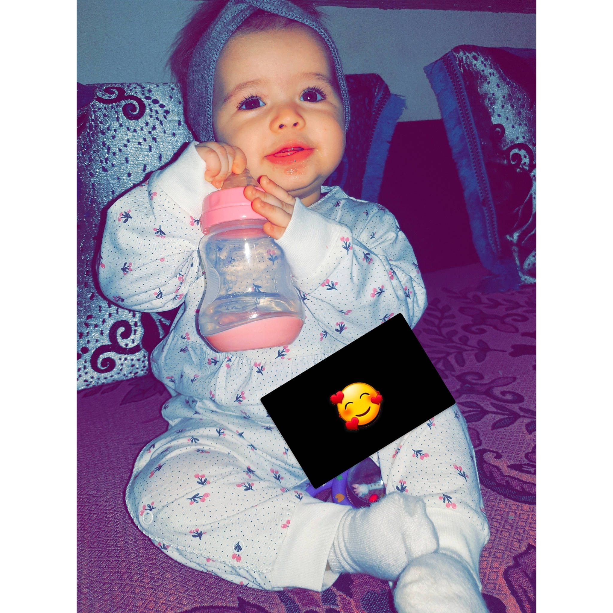 Shirel a rejoint le concours — aidez-le/la à gagner de superbes lots ! baby, baby_products, baby_toddler_clothing, bottle, child, cool, drink, drinking, drinkware, happy, lip, nose, outerwear, person, play, product, sleeve, smile, toddler, water_bottle