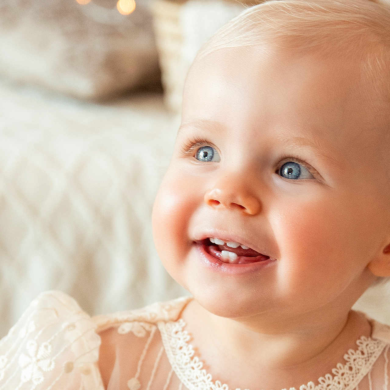 Léna a rejoint le concours — aidez-le/la à gagner de superbes lots ! baby, babylaughing, blonde, bodypart, face, hair, happy, head, laughing, mouth, newborn, person, photography, portrait, smile, teeth