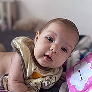Lyanna participe au concours pour gagner de l'argent avec cette photo : arm, baby, bed, blanket, cartoon, child, closeup, clothing, cute, expression, eyes, face, head, indoors, infant, pillow, propped_up, skin, sleepy_cloud, soft_focus