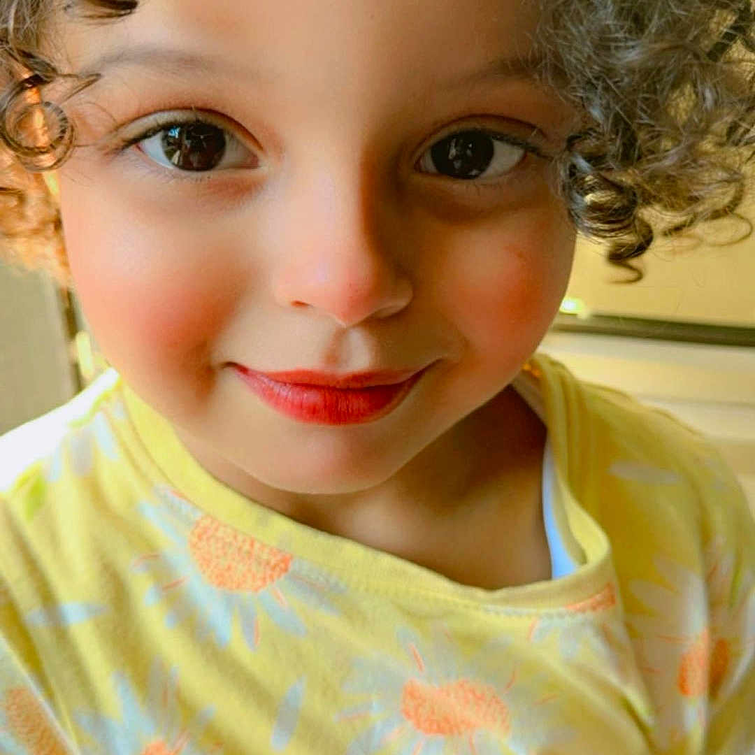 Rafif participe au concours pour gagner de l'argent avec cette photo : accessories, baby, bodypart, bracelet, clothing, cosmetics, face, finger, hand, happy, head, jewelry, lipstick, mouth, person, photography, portrait, smile, t_shirt, teeth