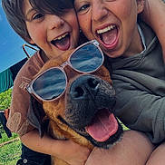 Lita a rejoint le concours — aidez-le/la à gagner de superbes lots ! child, dog, sunglasses, smiling, happy, outdoor, sky, grass, clothing, face, tongue, nature, sunny, playful, fun, people, portrait, casual, summer, closeup