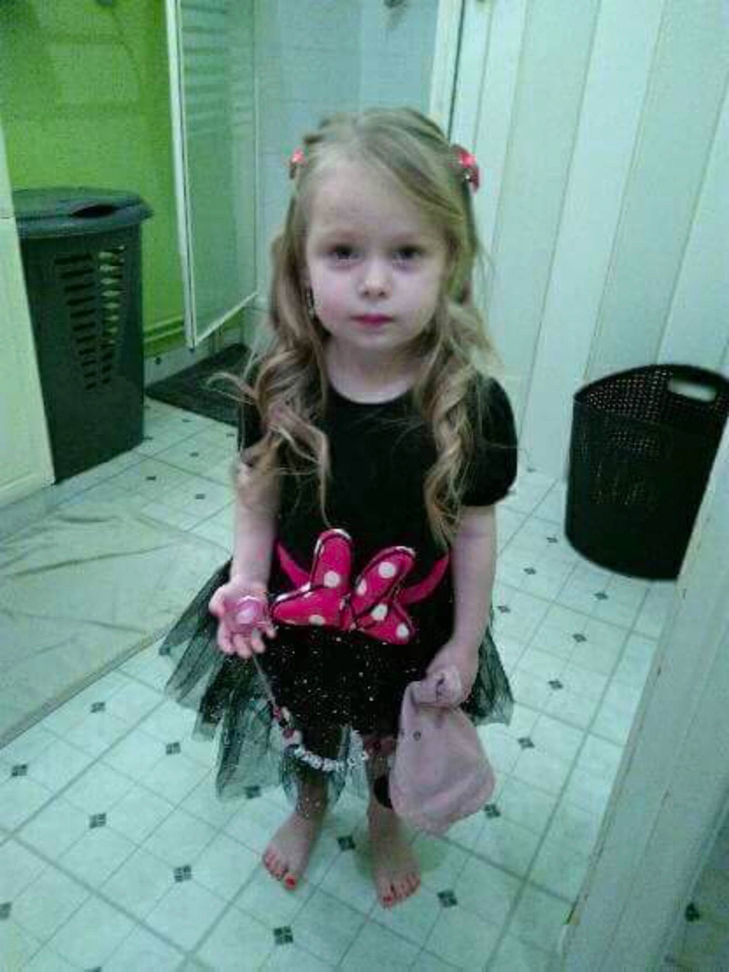 Kelyssa participe au concours pour gagner de l'argent avec cette photo : child, clothing, cool, costume, day, design, fun, girl, hair, hairstyle, human_hair_color, long_hair, pattern, person, pink, product, shoulder, skin, smile, textile