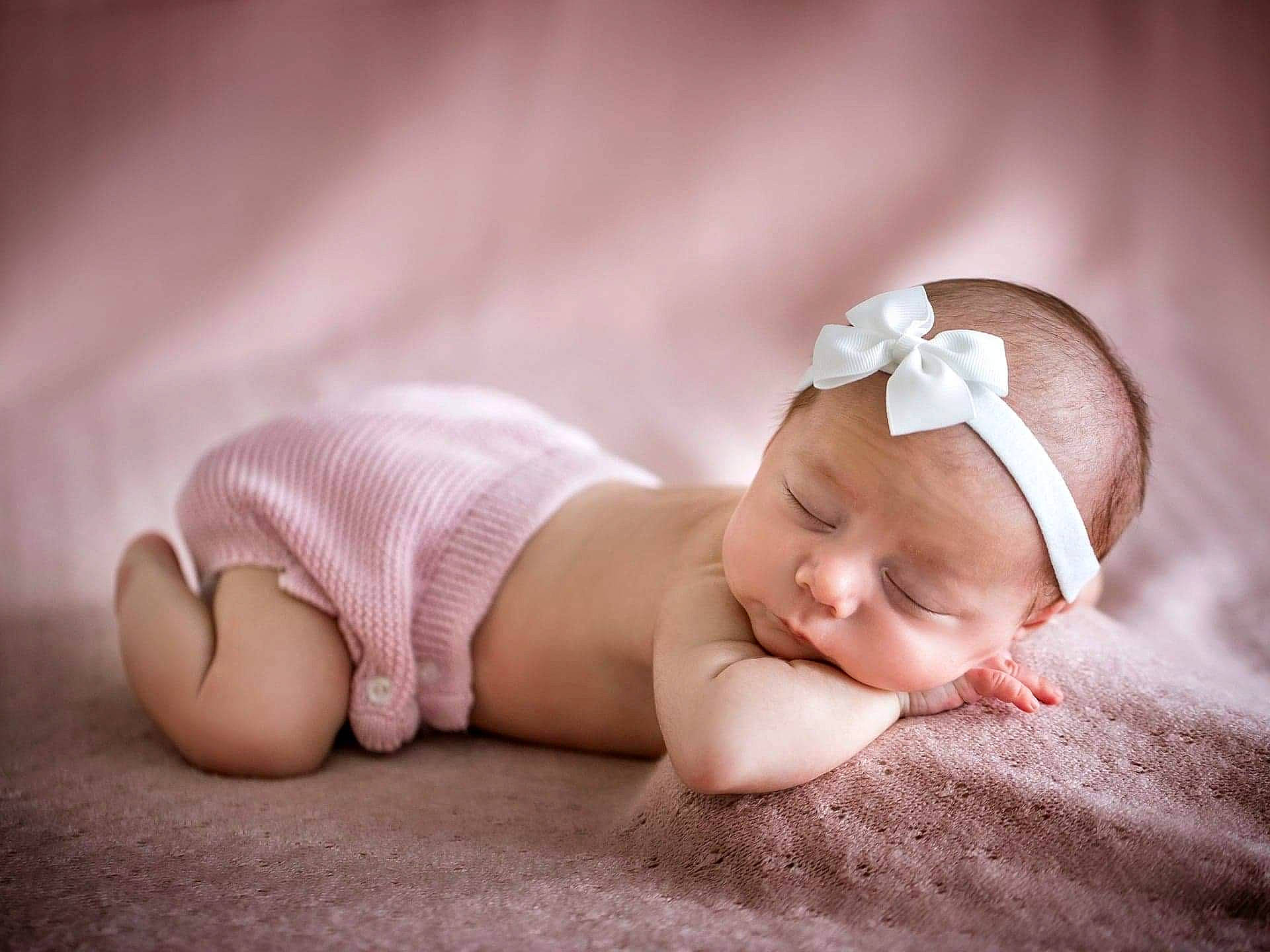 Mariana participe au concours pour gagner de l'argent avec cette photo : baby, baby_sleeping, child, fashion_accessory, hair_accessory, hand, headband, headgear, headpiece, headwear, person, photograph, photography, pink, portrait_photography, skin, sleep, toddler