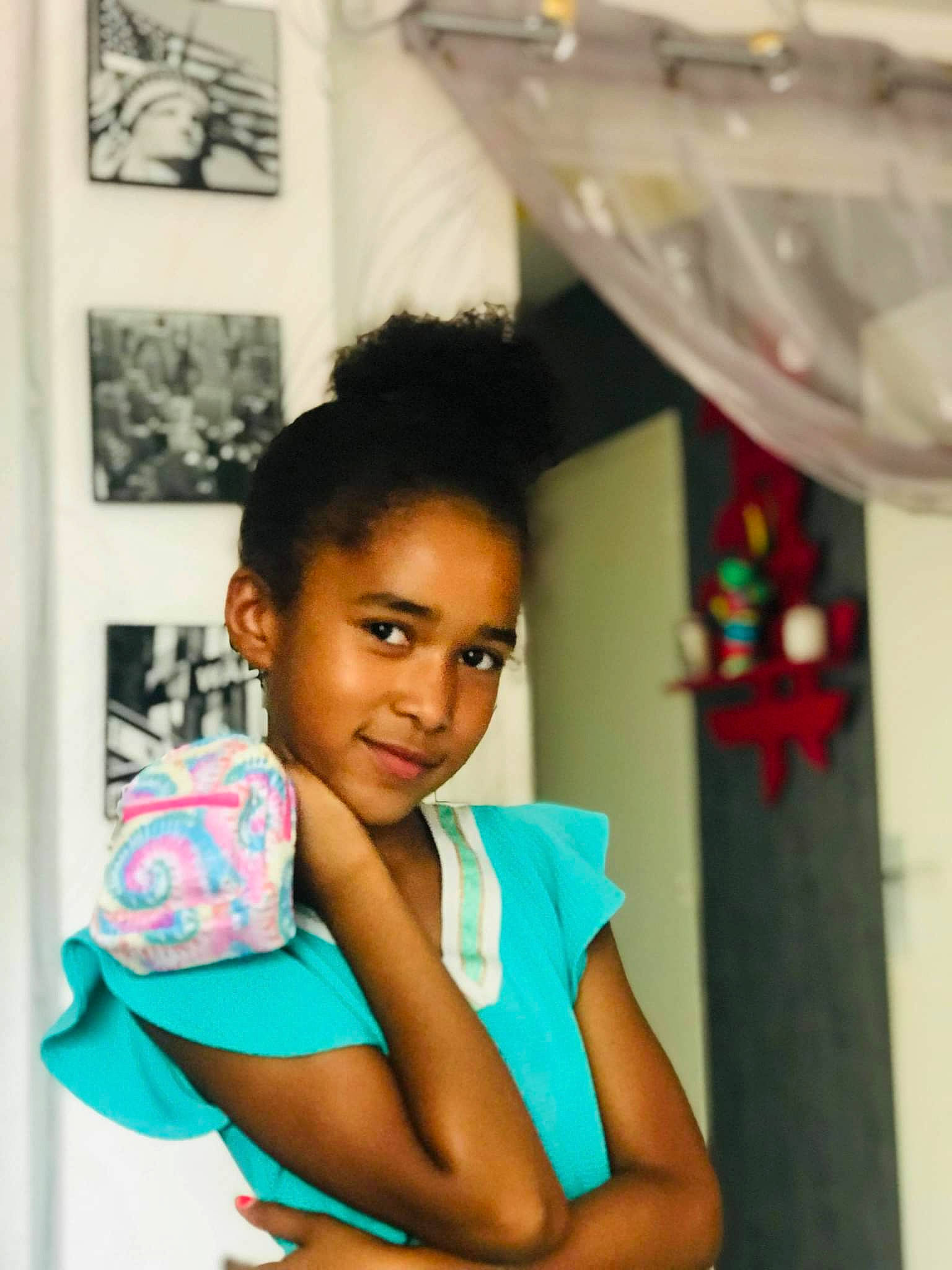 Nolwenn a rejoint le concours — aidez-le/la à gagner de superbes lots ! abdomen, black_hair, elbow, electric_blue, fashion_accessory, fashion_design, fashion_model, flash_photography, formal_wear, happy, human_leg, joy, leisure, neck, person, photograph, sleeve, snapshot, street_fashion, thigh