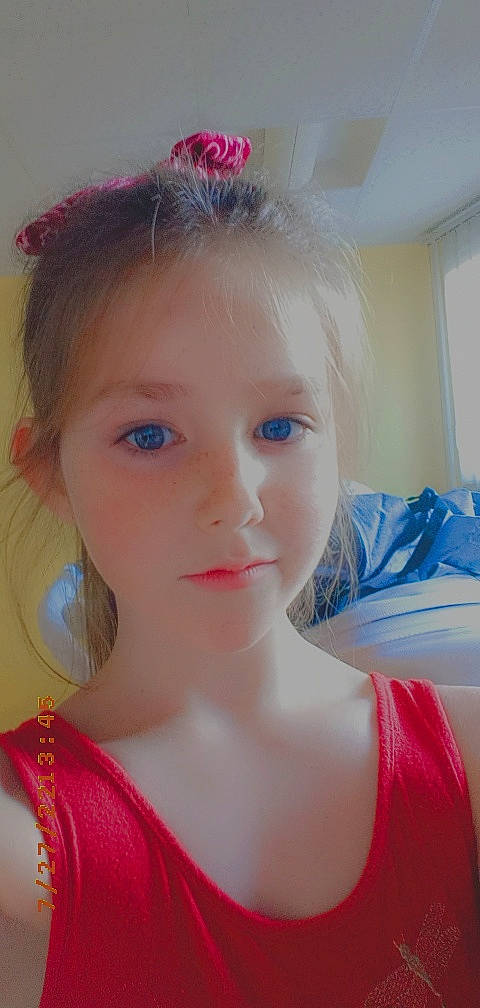 Aléna participe au concours pour gagner de l'argent avec cette photo : azure, cheek, chin, cool, ear, eye, eyebrow, eyelash, face, forehead, hairstyle, iris, jaw, lip, neck, nose, person, pink, shoulder, skin