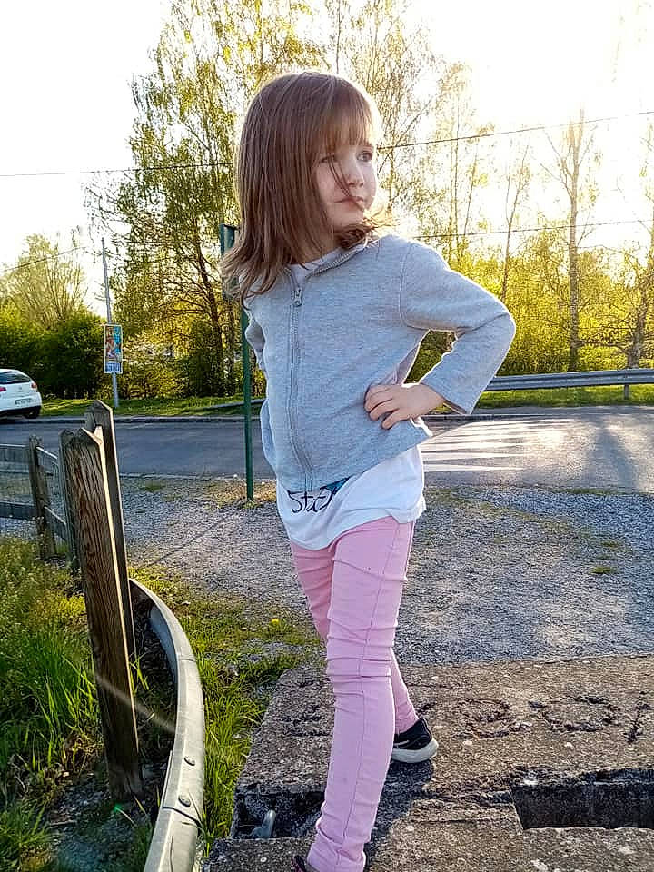 Alena a rejoint le concours — aidez-le/la à gagner de superbes lots ! beauty, child, child_model, clothing, denim, footwear, grass, jacket, jeans, leg, leggings, outerwear, person, photography, pink, shoe, sunlight, t_shirt, textile, tights