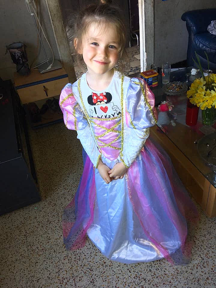 Alena participe au concours pour gagner de l'argent avec cette photo : child, costume, dress, joy, person, toddler