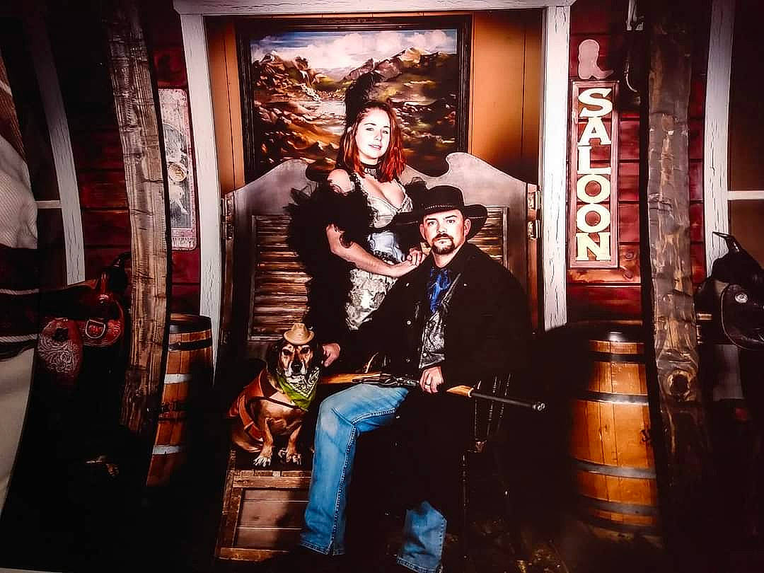 Fred is registered to the contest to win money with this photo: art, artist, cool, darkness, door, entertainment, event, flash_photography, font, fun, musician, night, room, street, t_shirt, tints_and_shades, visual_arts, wall