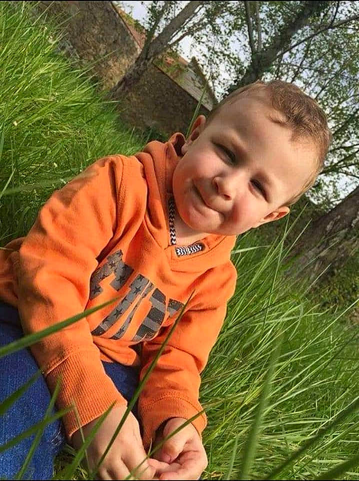 Trystan a rejoint le concours — aidez-le/la à gagner de superbes lots ! child, eye, face, fun, grass, grass_family, grassland, happy, joy, lawn, leisure, meadow, people_in_nature, person, plant, recreation, smile, soil, t_shirt, toddler