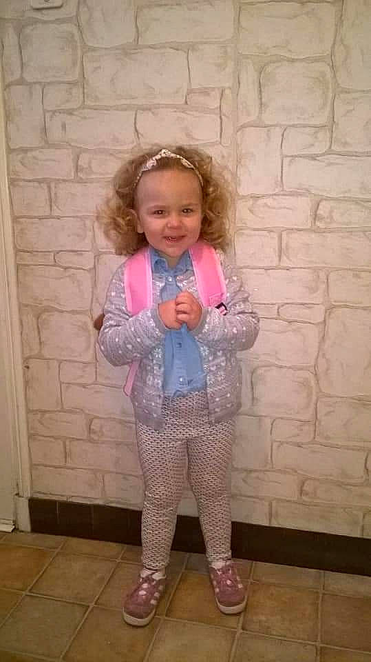 Maëla a rejoint le concours — aidez-le/la à gagner de superbes lots ! child, day, fun, girl, hair, human_hair_color, jeans, joy, leg, leggings, outerwear, pattern, person, pink, product, shoulder, standing, textile, tights, toddler