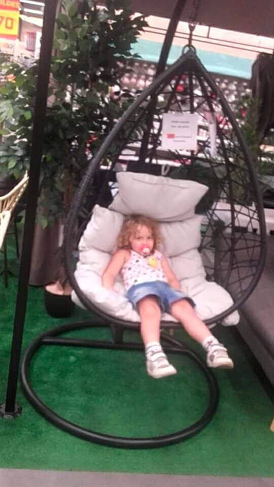 Maëla participe au concours pour gagner de l'argent avec cette photo : baby_products, blurred, chair, child, day, fun, furniture, leisure, outdoor_play_equipment, person, play, playground, product, public_space, recreation, swing, toddler, vacation