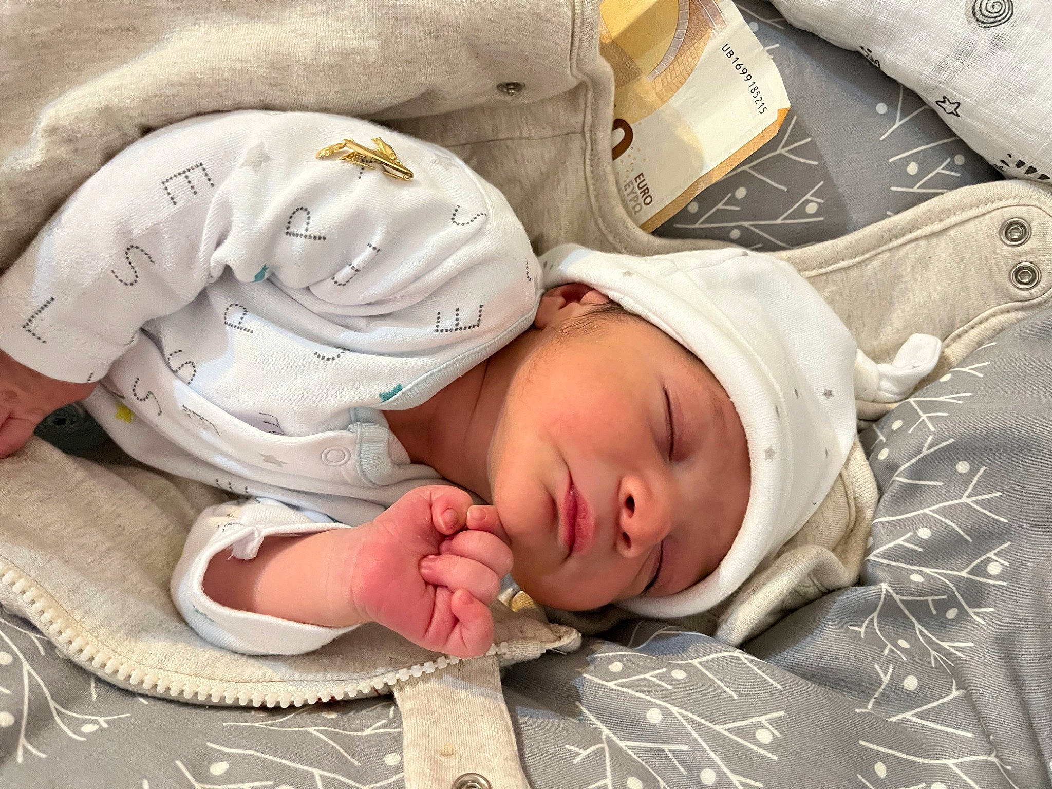 Zayn a rejoint le concours — aidez-le/la à gagner de superbes lots ! baby, baby_products, baby_safety, baby_sleeping, baby_toddler_clothing, bedding, bedtime, cheek, child, comfort, font, happy, headgear, headwear, linens, nap, person, portrait_photography, room, sleep