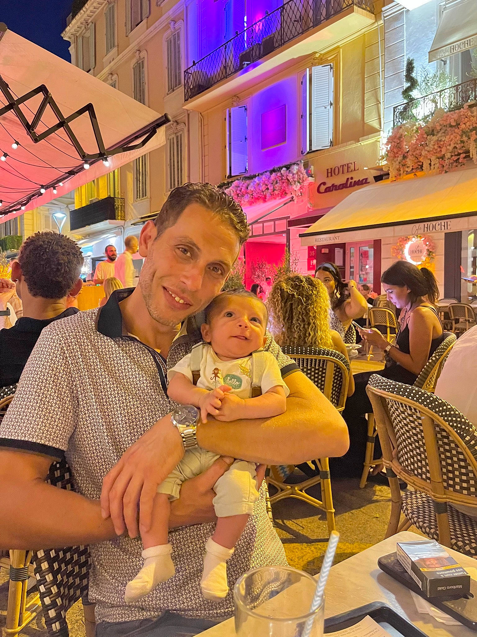 Zayn participe au concours pour gagner de l'argent avec cette photo : baby, chair, child, city, event, fun, happy, hat, joy, leisure, person, recreation, retail, shorts, smile, snapshot, t_shirt, toddler, travel, umbrella