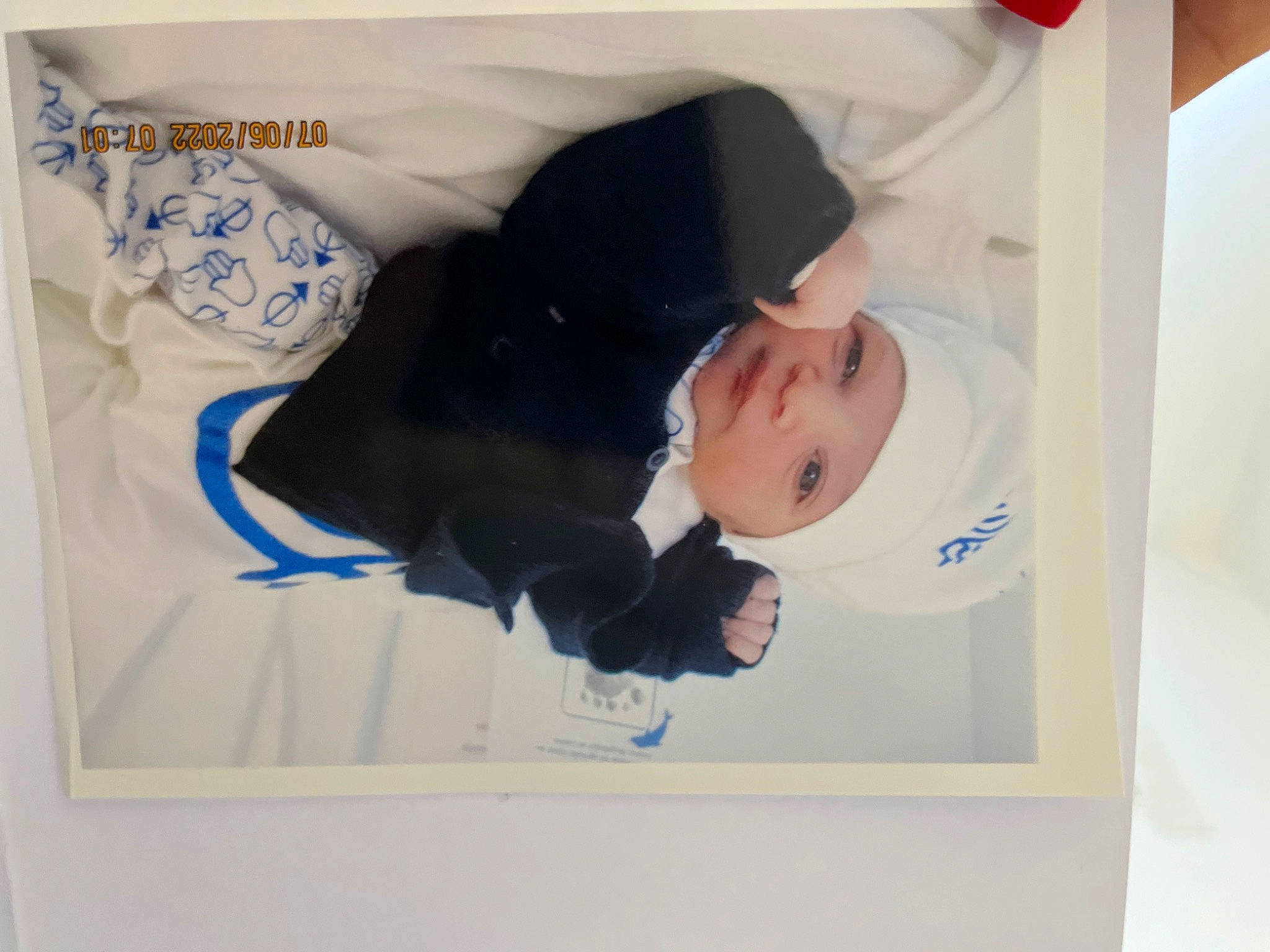 Zayn a rejoint le concours — aidez-le/la à gagner de superbes lots ! art, baby, child, comfort, font, headwear, linens, person, room, sleeve, toddler, visual_arts, window