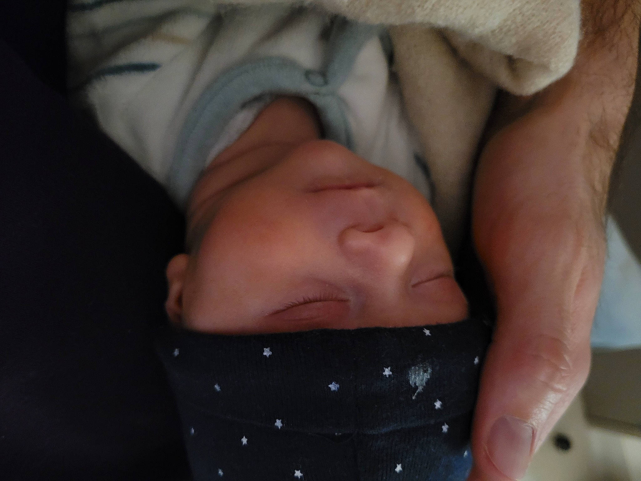 Alaric participe au concours pour gagner de l'argent avec cette photo : baby, cheek, child, close_up, comfort, elbow, eyebrow, eyelash, finger, gesture, hand, headwear, human_leg, lip, mouth, nail, person, skin, textile, thumb