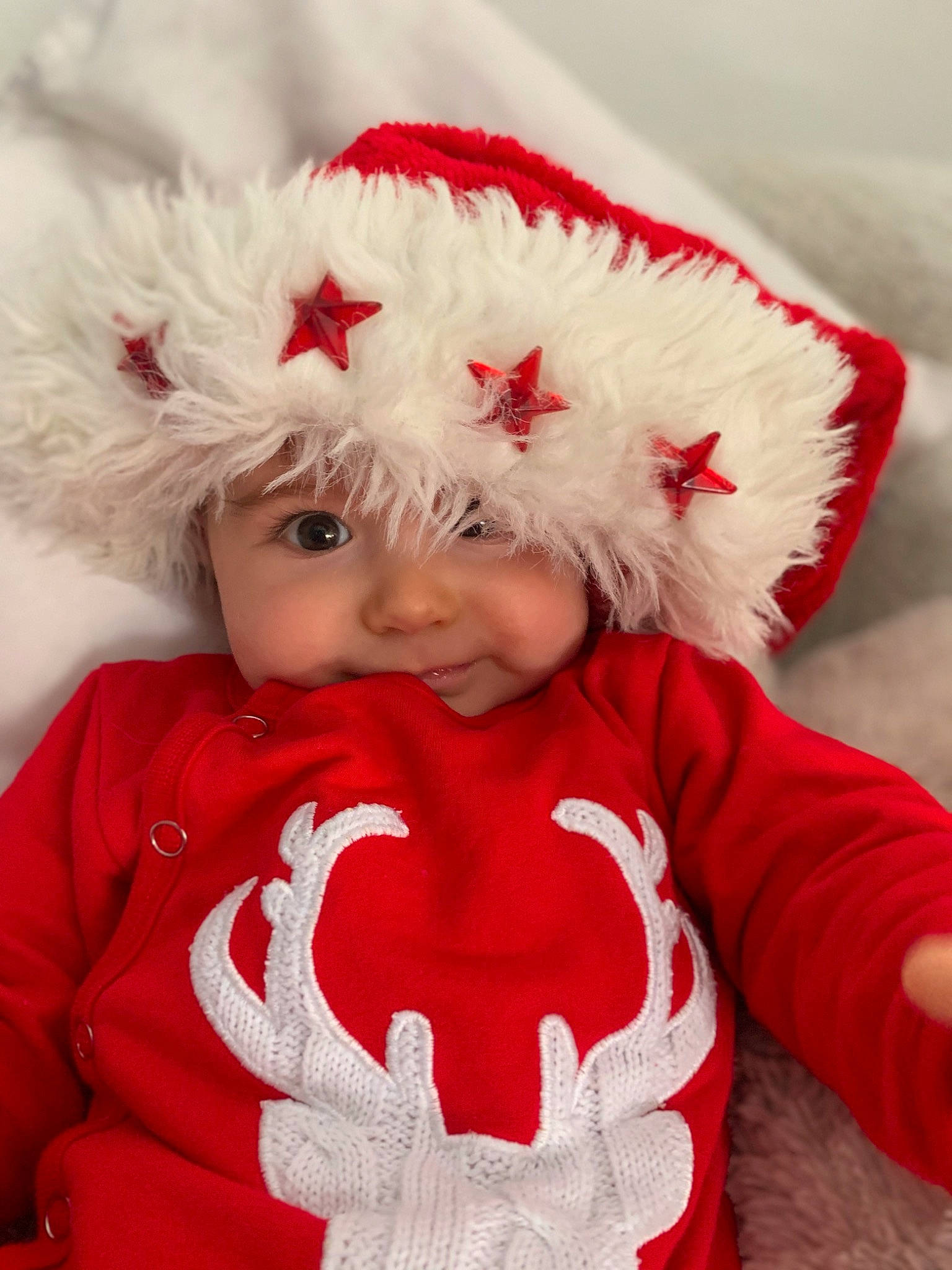 Noan a rejoint le concours — aidez-le/la à gagner de superbes lots ! baby, baby_toddler_clothing, child, christmas, christmas_eve, costume, costume_accessory, costume_hat, fictional_character, fur, fur_clothing, happy, headwear, holiday, hood, mouth, person, red, sleeve, textile
