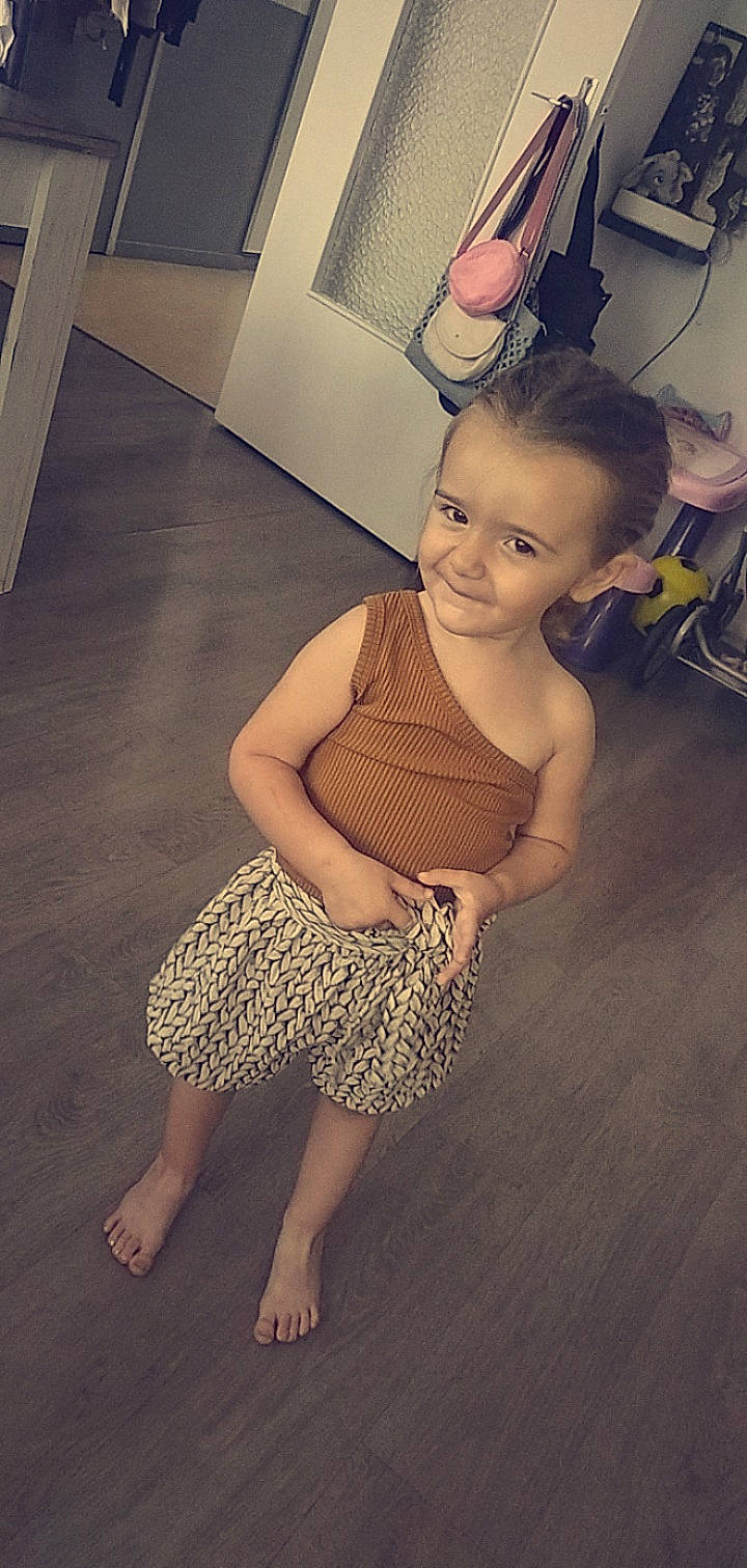 Mélyne a rejoint le concours — aidez-le/la à gagner de superbes lots ! chin, eye, face, facial_expression, flash_photography, floor, flooring, hairstyle, happy, human_body, iris, joint, joy, muscle, neck, person, shoulder, skin, standing, thigh