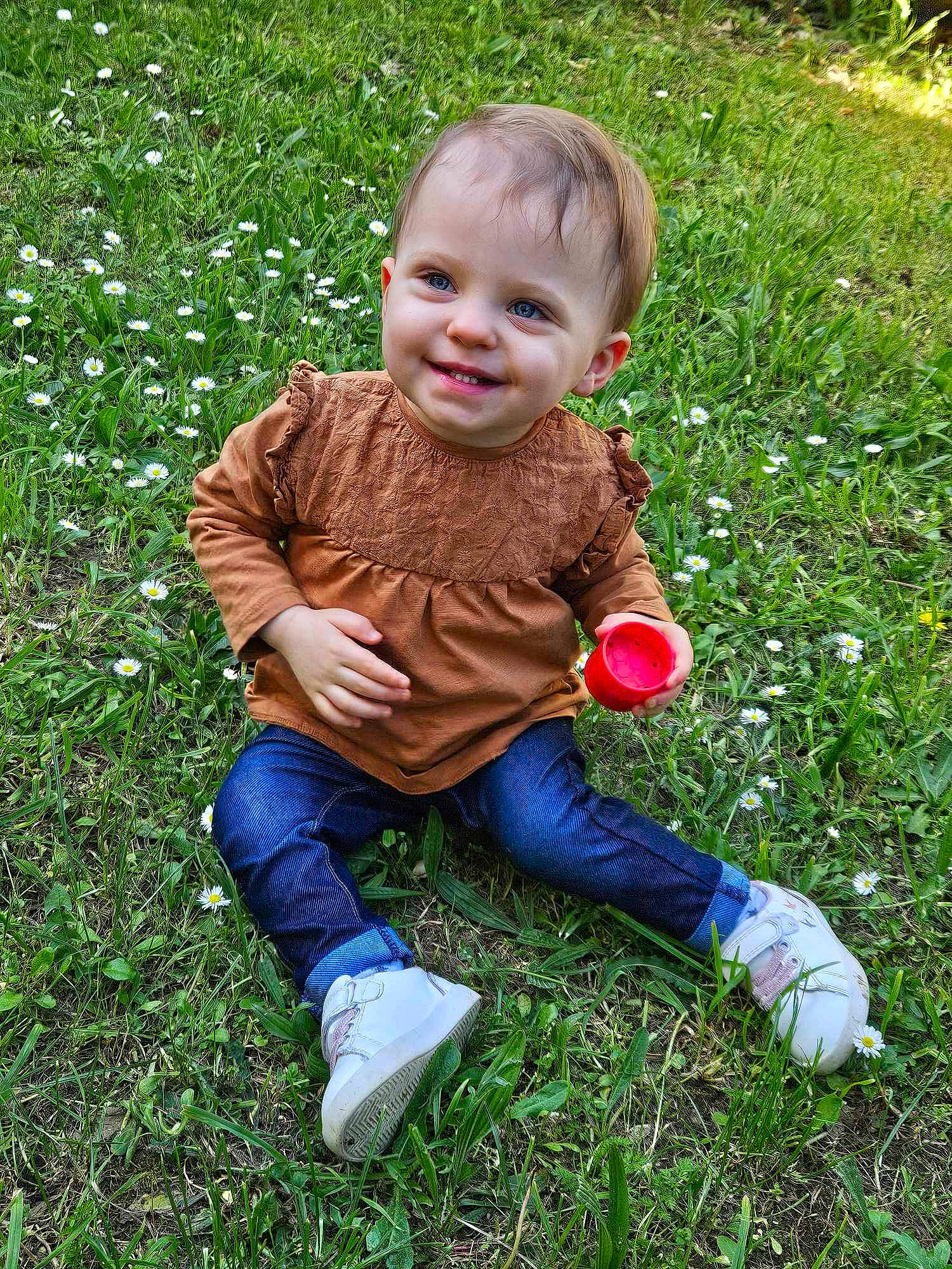 Lya participe au concours pour gagner de l'argent avec cette photo : baby, baby_toddler_clothing, child, grass, grass_family, grassland, groundcover, happy, joy, lawn, leaf, mammal, meadow, people_in_nature, person, photograph, plant, playing_with_kids, shoe, smile
