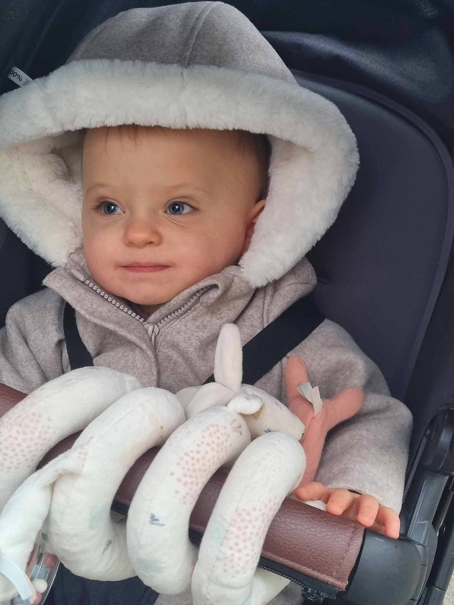 Lya participe au concours pour gagner de l'argent avec cette photo : baby, baby_products, baby_toddler_clothing, cap, cheek, child, comfort, face, fur, gesture, glove, happy, lip, nose, outerwear, person, skin, smile, thumb, toddler