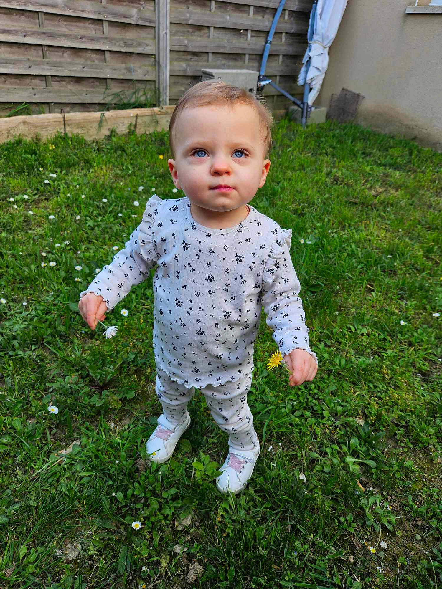 Lya a rejoint le concours — aidez-le/la à gagner de superbes lots ! baby, baby_toddler_clothing, child, eye, flooring, fun, garden, grass, grass_family, groundcover, happy, lawn, pajamas, pattern, people_in_nature, person, plant, sleeve, smile, toddler