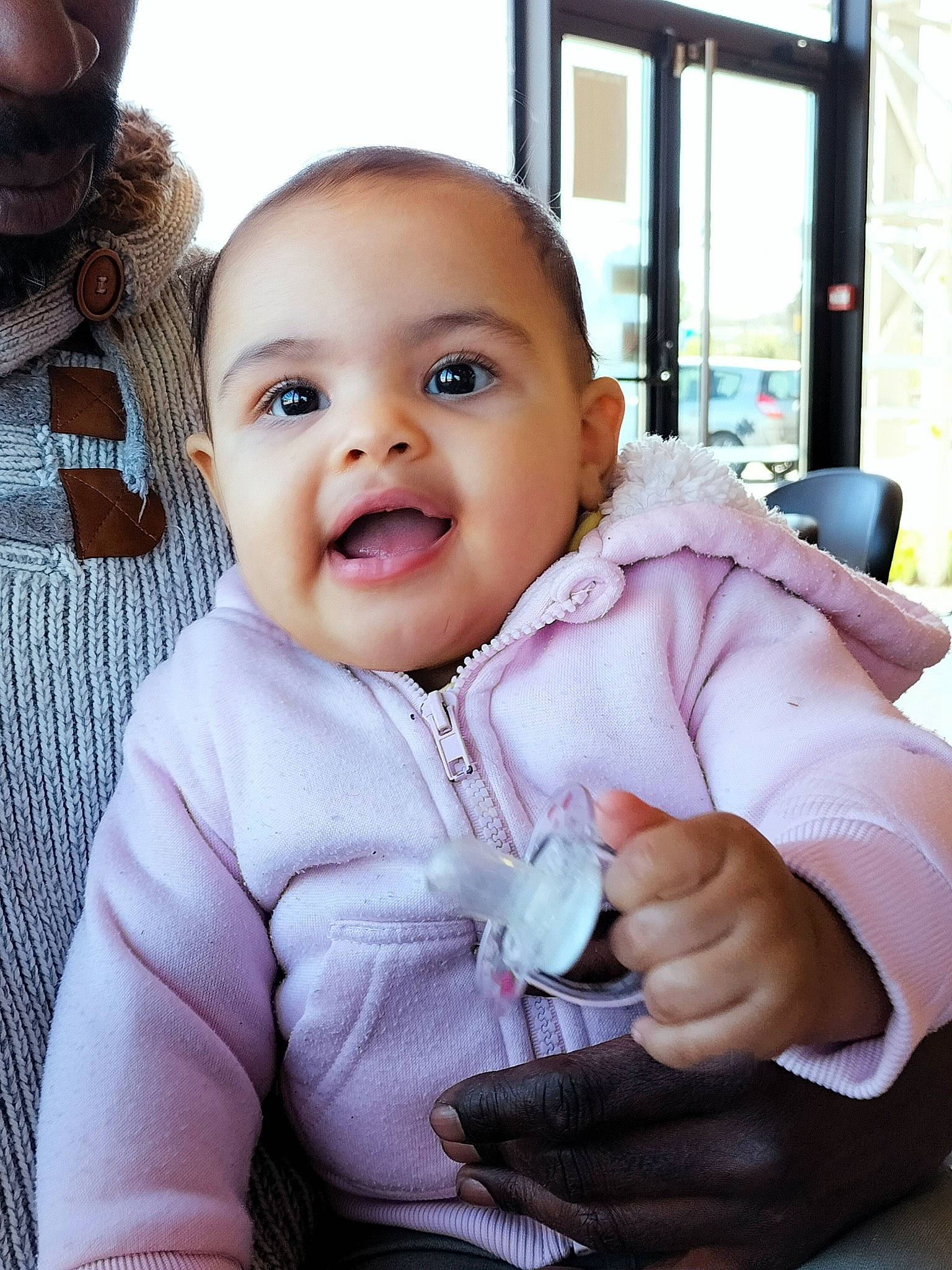 Xélyana participe au concours pour gagner de l'argent avec cette photo : baby, baby_toddler_clothing, cheek, chin, comfort, eyebrow, eyelash, finger, gesture, hand, happy, lip, mouth, nose, person, product, skin, sleeve, smile, thumb